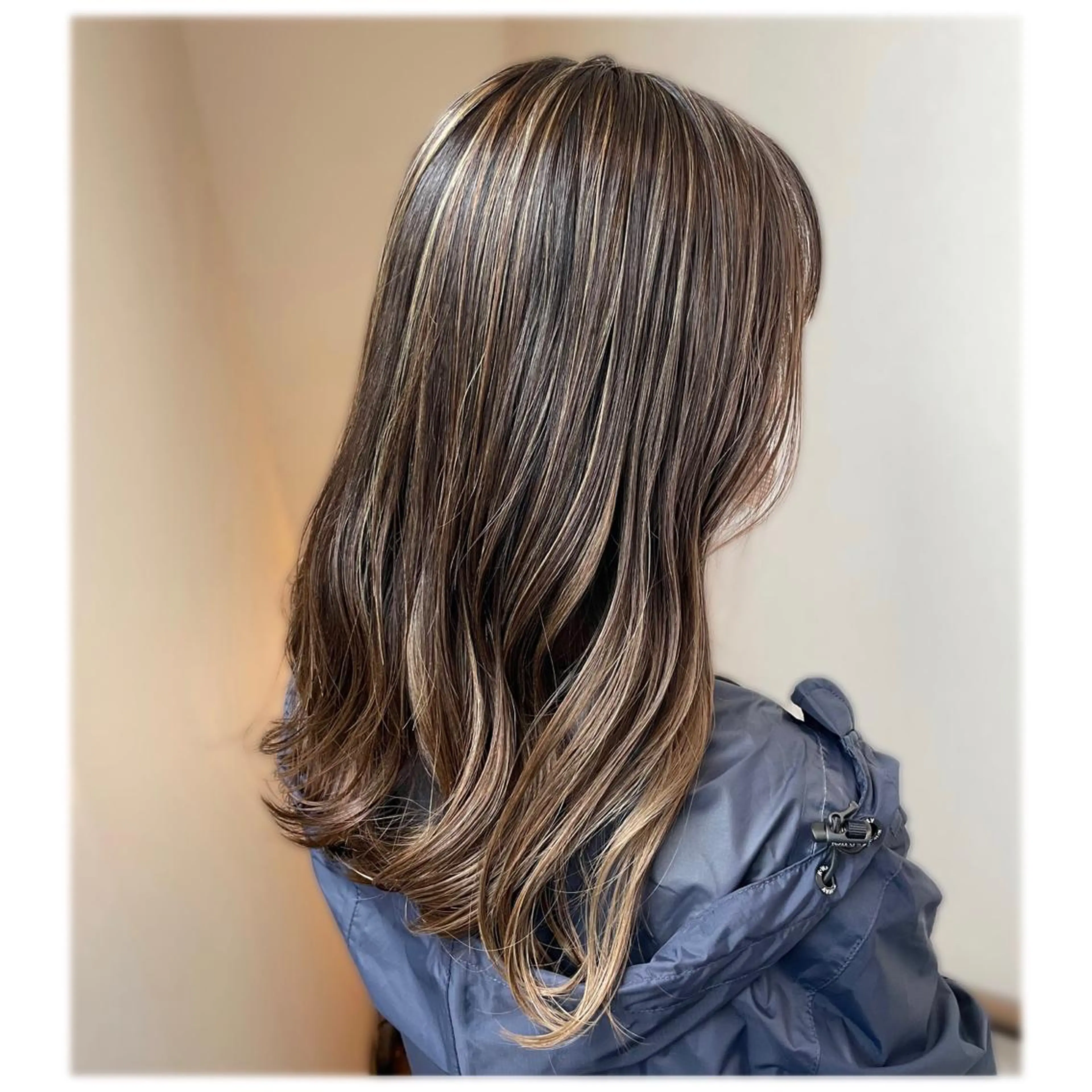 セミロング ハイライト ヘアカラー アフィロス所属・五十嵐 舞のヘアスタイル