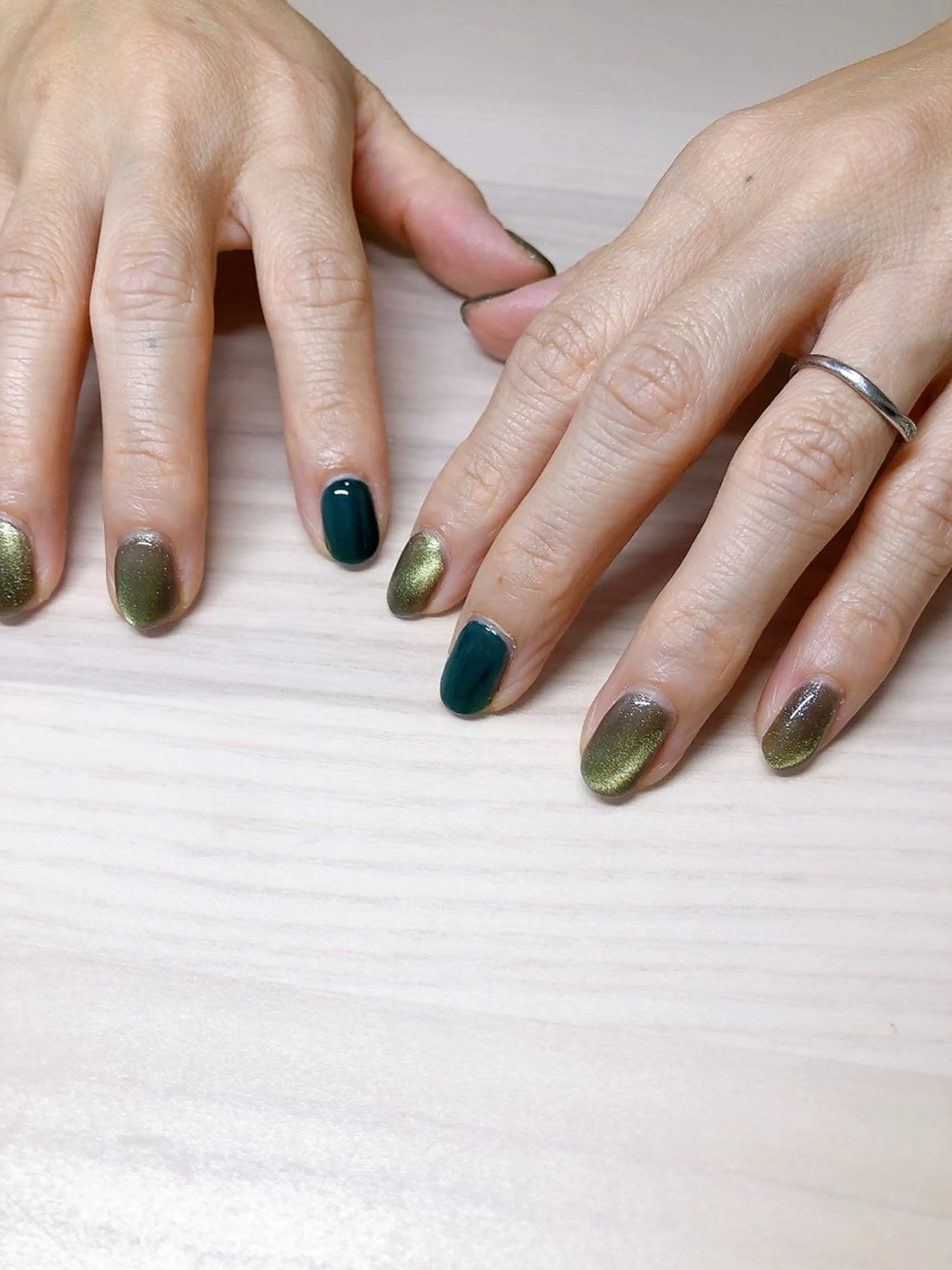 ネイル グリーン マグネットネイル デ・アイム「nail salon MIMIPARUN」所属・ナリス化粧品 MIMIPARUNのネイルデザイン