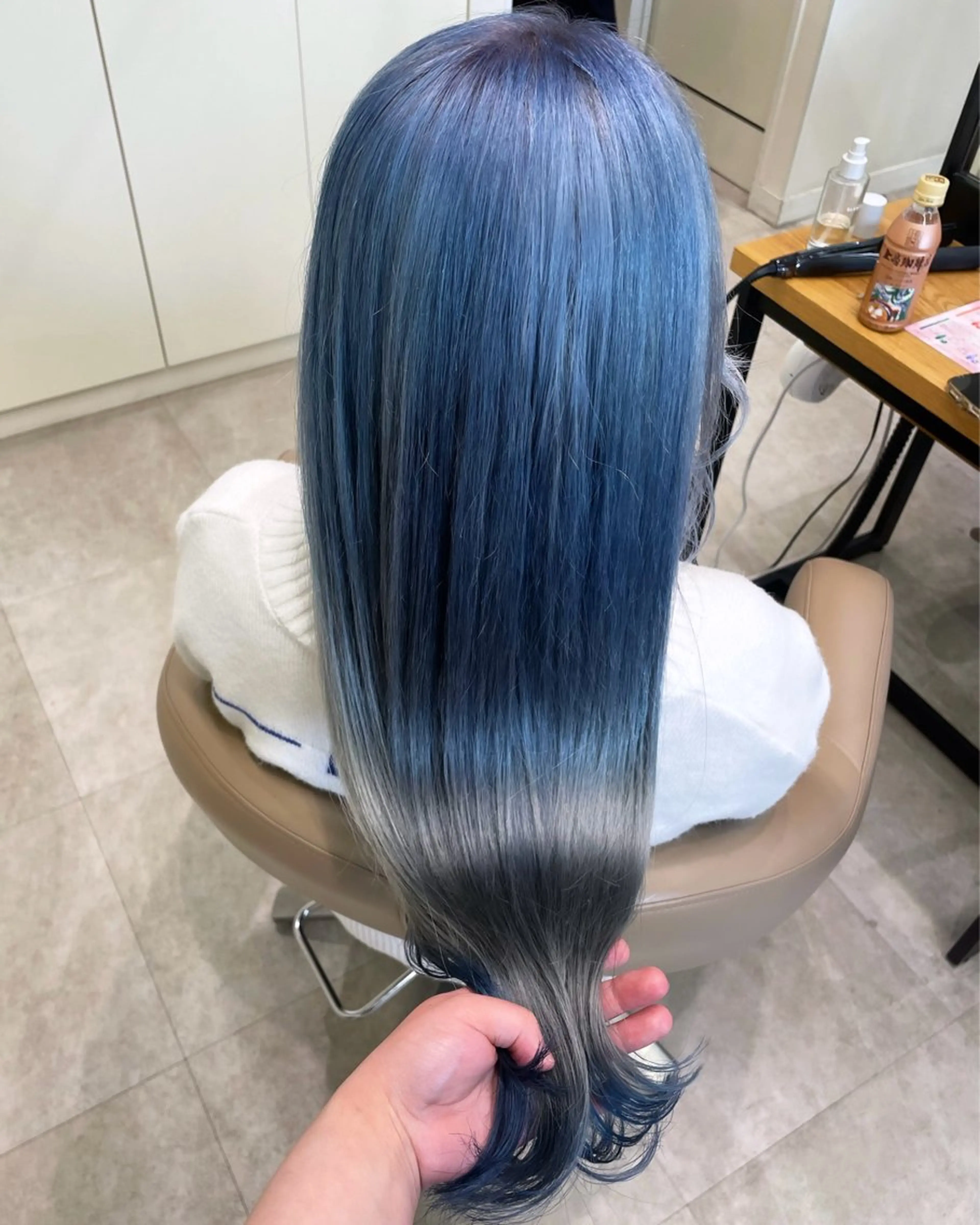ロング カラー ブリーチ ブルーカラー ケアブリーチ シルバー ヘアカラー トリートメント ハイトーン/パーソナ ルカラー診断・ユキノのヘアスタイル