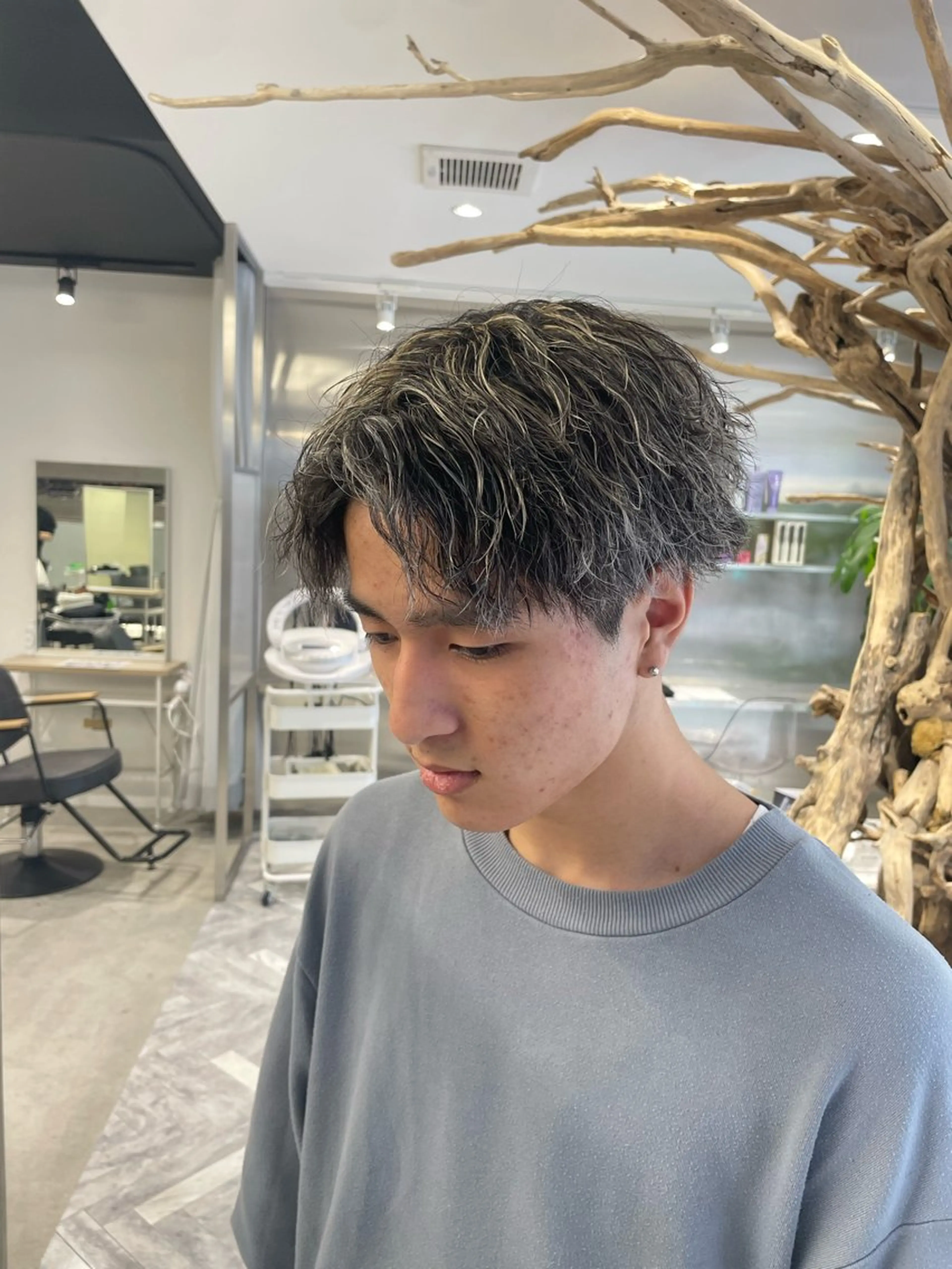 ショート カラー パーマ メンズ メンズメッシュ メンズパーマ メンズツイストパーマ 波巻きパーマ メッシュ カット カラーモデル⚡️ REONのヘアスタイル