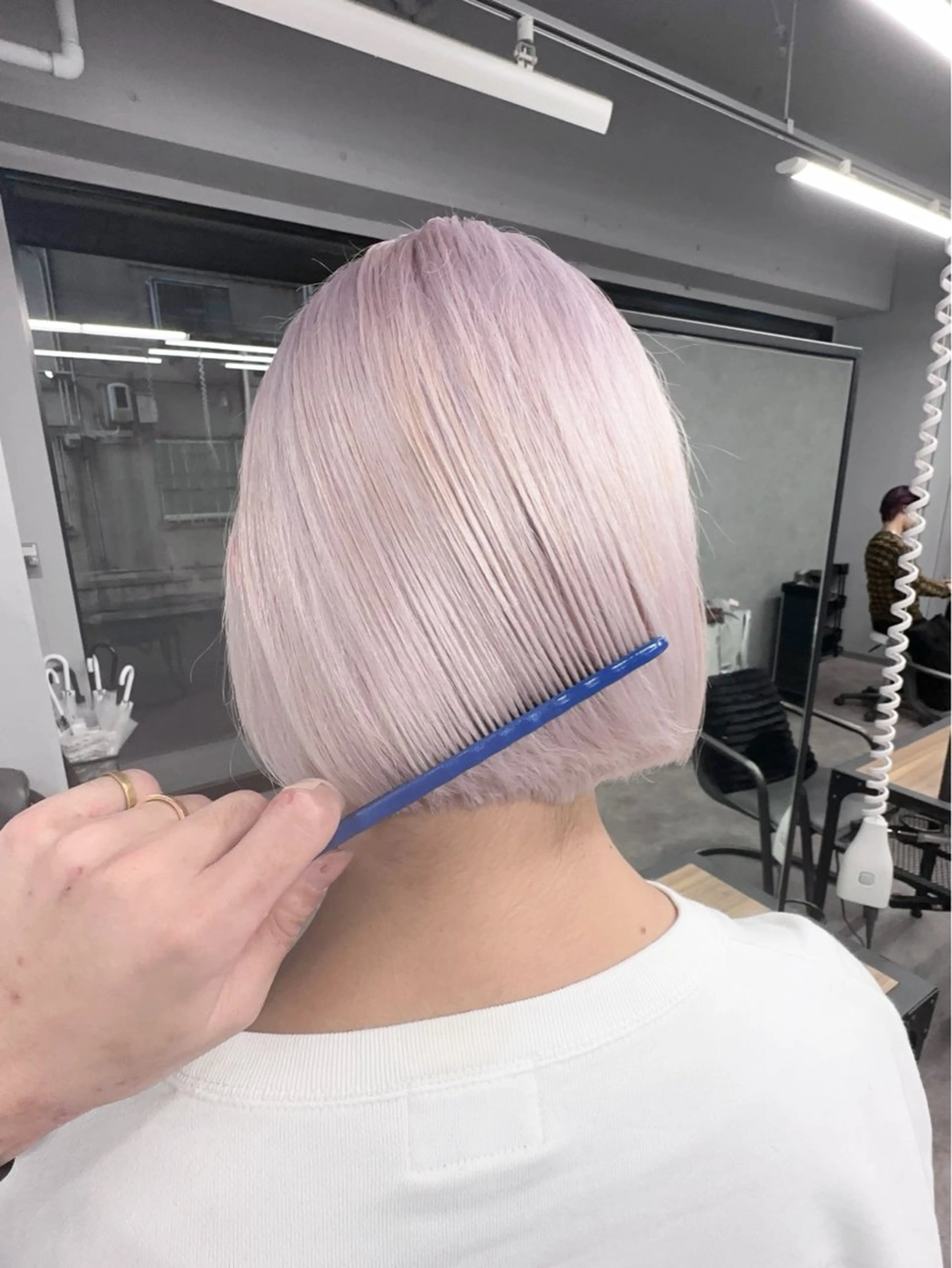ショート 前髪カット🩶レイヤ ー🩶ハイトーン🩶のヘアスタイル