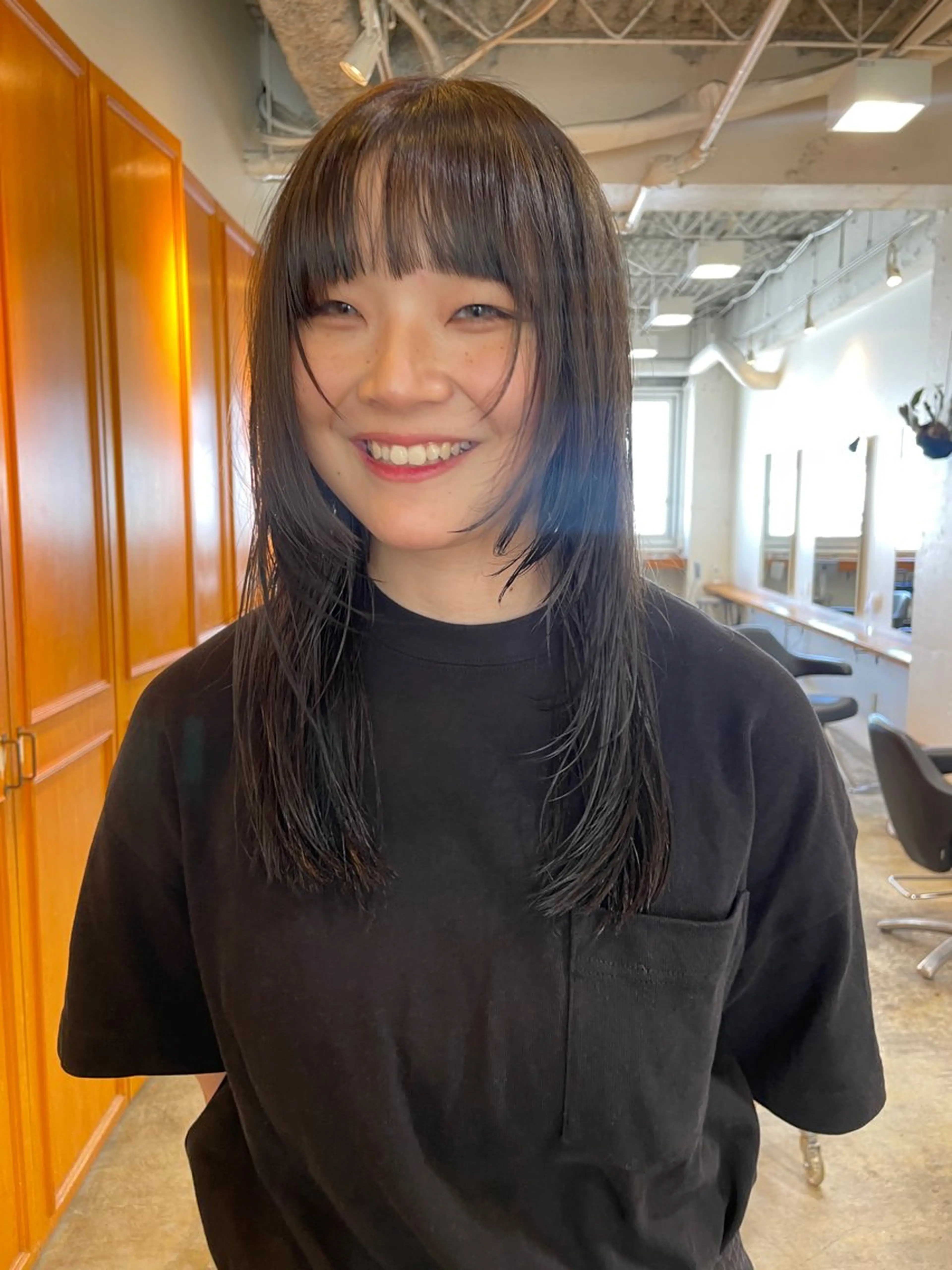 ミディアム カラー ダークグレー ダークグレージュ ダブルカラー グレージュ 顔まわりレイヤー カット ヘアカラー トリートメント レイヤー／似合わせ TAKUYAのヘアスタイル