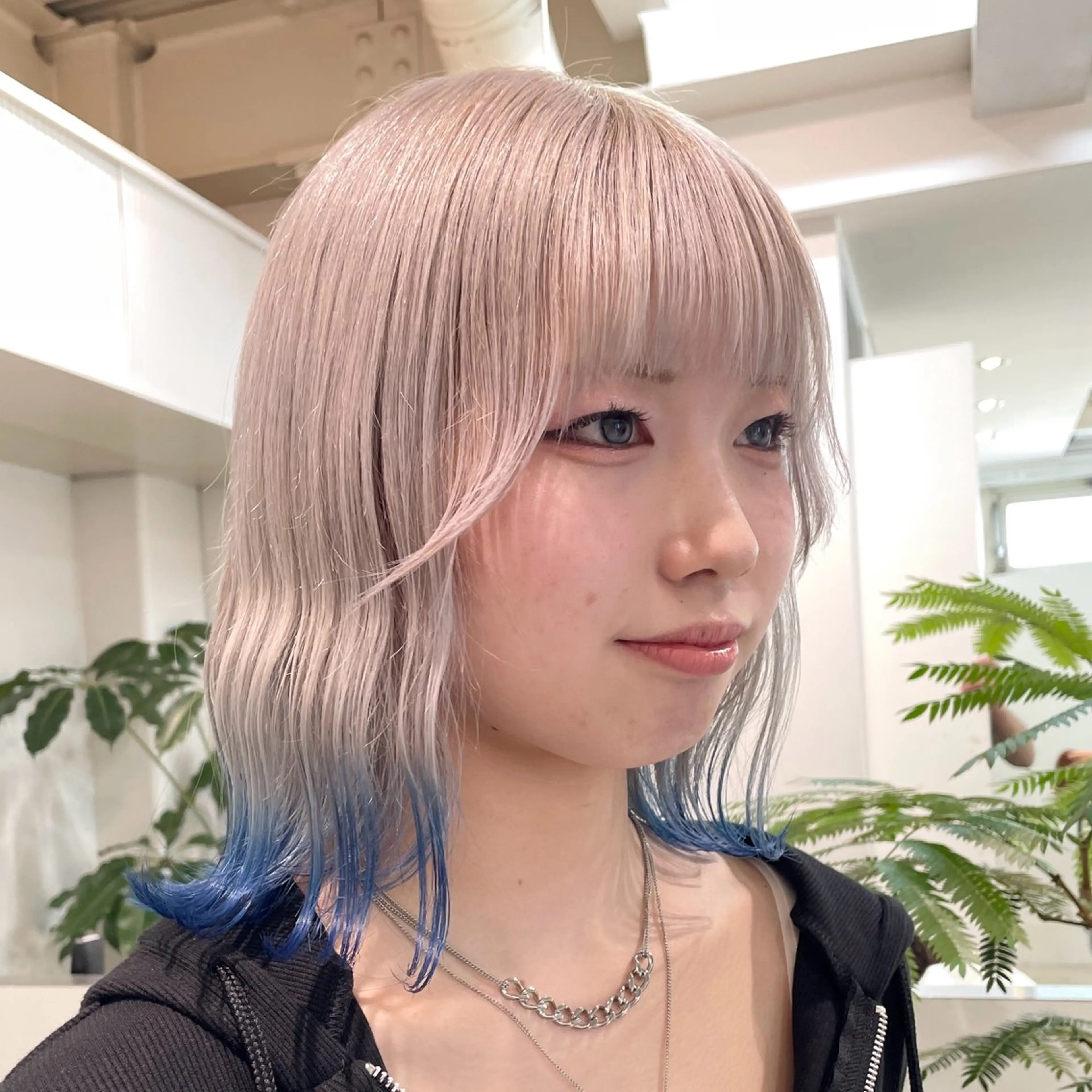 ミディアム カラー シルバー ホワイトシルバー カット ヘアカラー トリートメント ヘアセット meme原宿所属・ブロンド・ハイトーン ／遠藤将太のヘアスタイル
