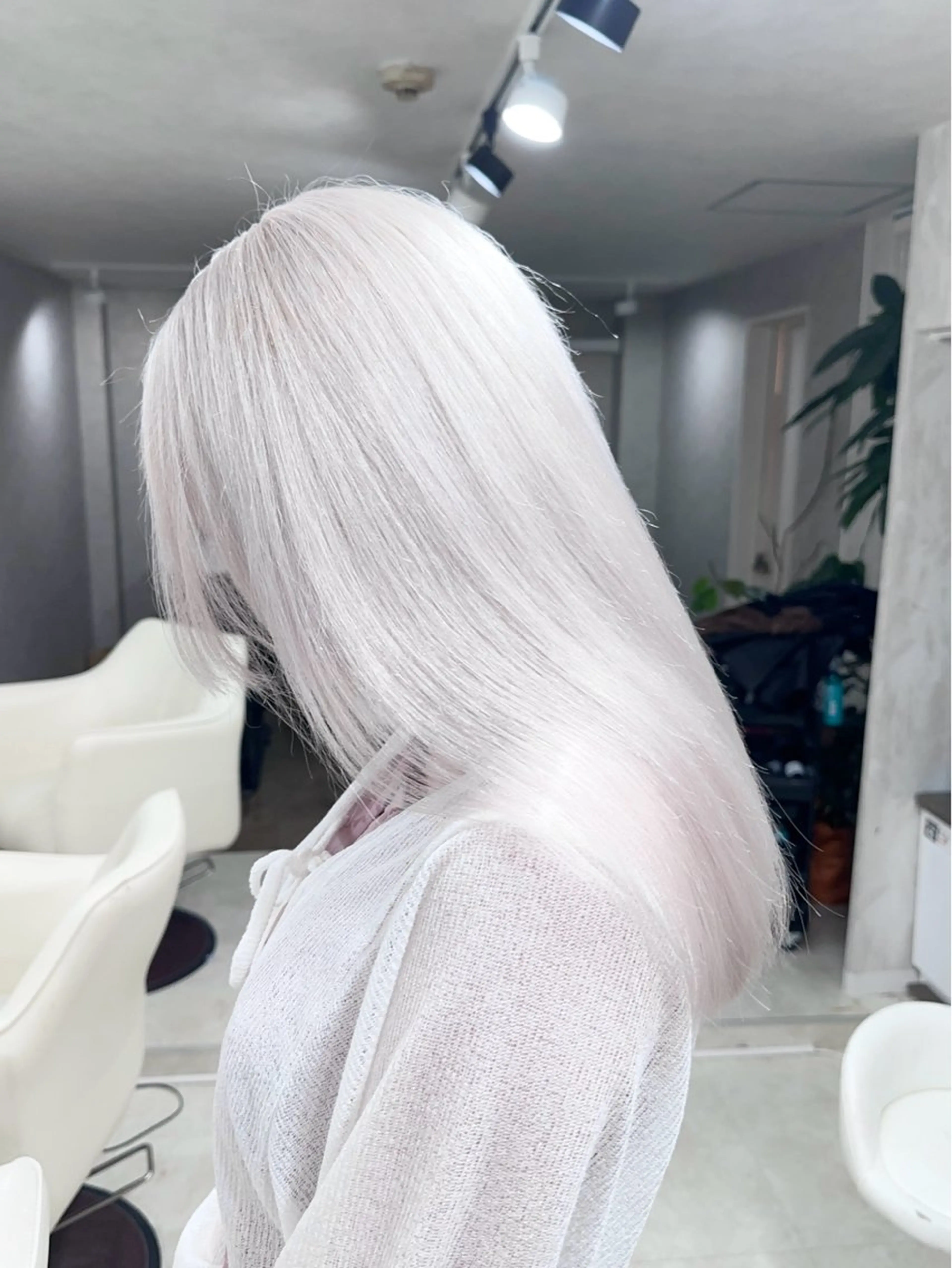 ロング ヘアカラー 前髪カット🩶レイヤ ー🩶ハイトーン🩶のヘアスタイル