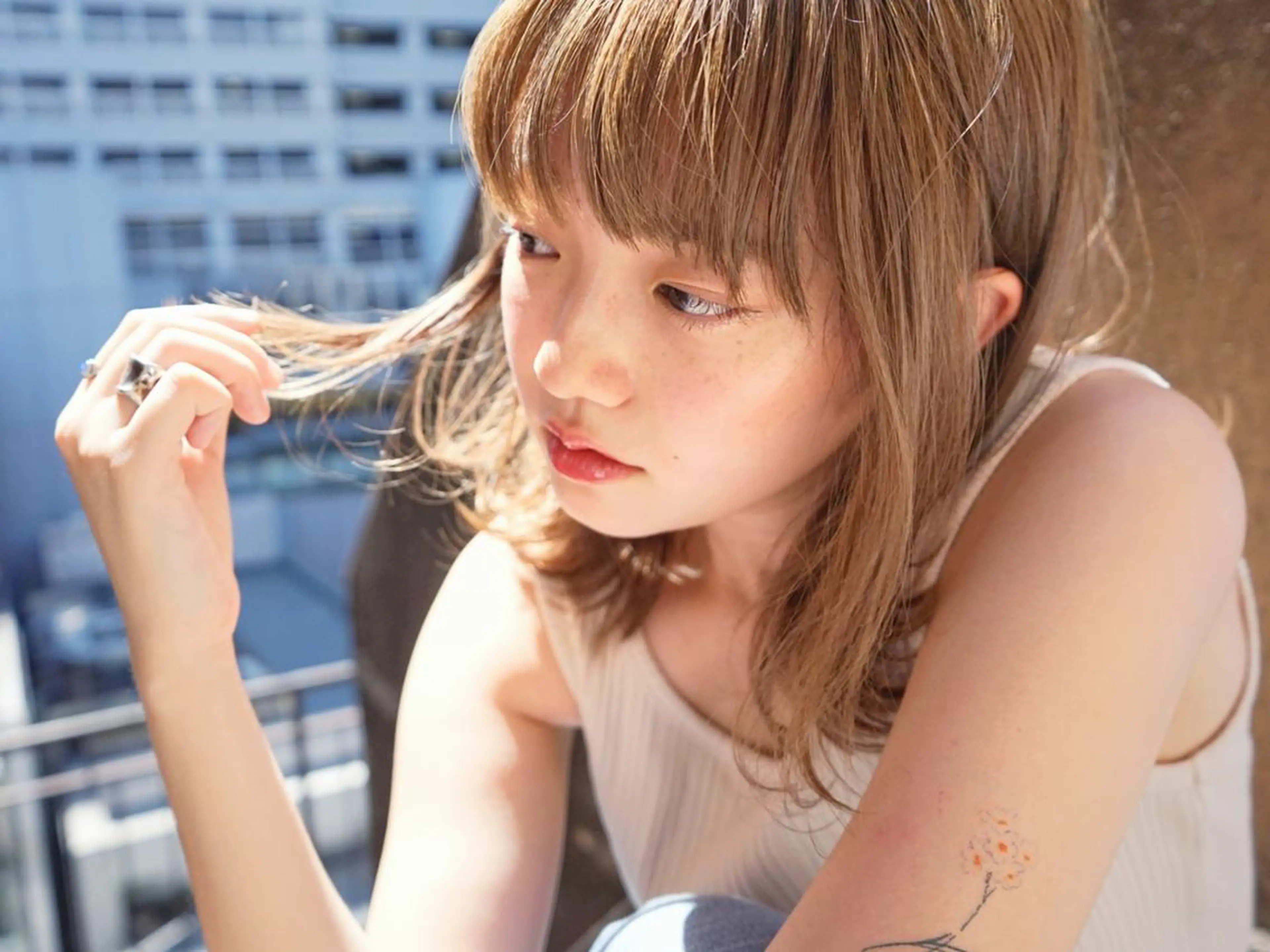 カラー アディクシーカラー ベージュカラー ケアカラー 透明感カラー イヤリングカラー カット トリートメント ヘアケア特化型サロン newi 梅田のヘアスタイル