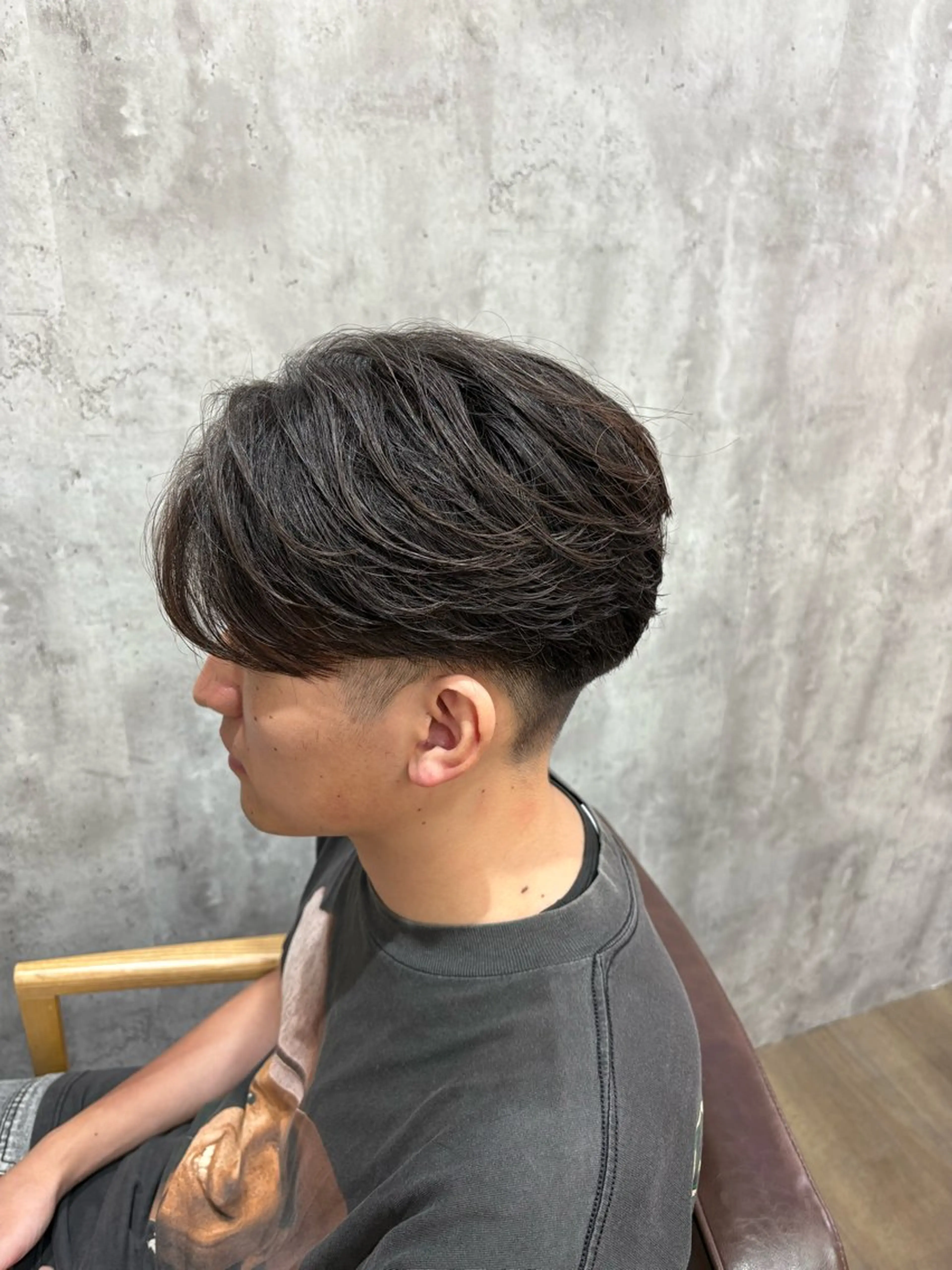 ショート パーマ メンズ センターパート メンズパーマ ショートヘア ニュアンスパーマ カット パーマ 毛流れヘアの達人 店長　須田龍世のヘアスタイル