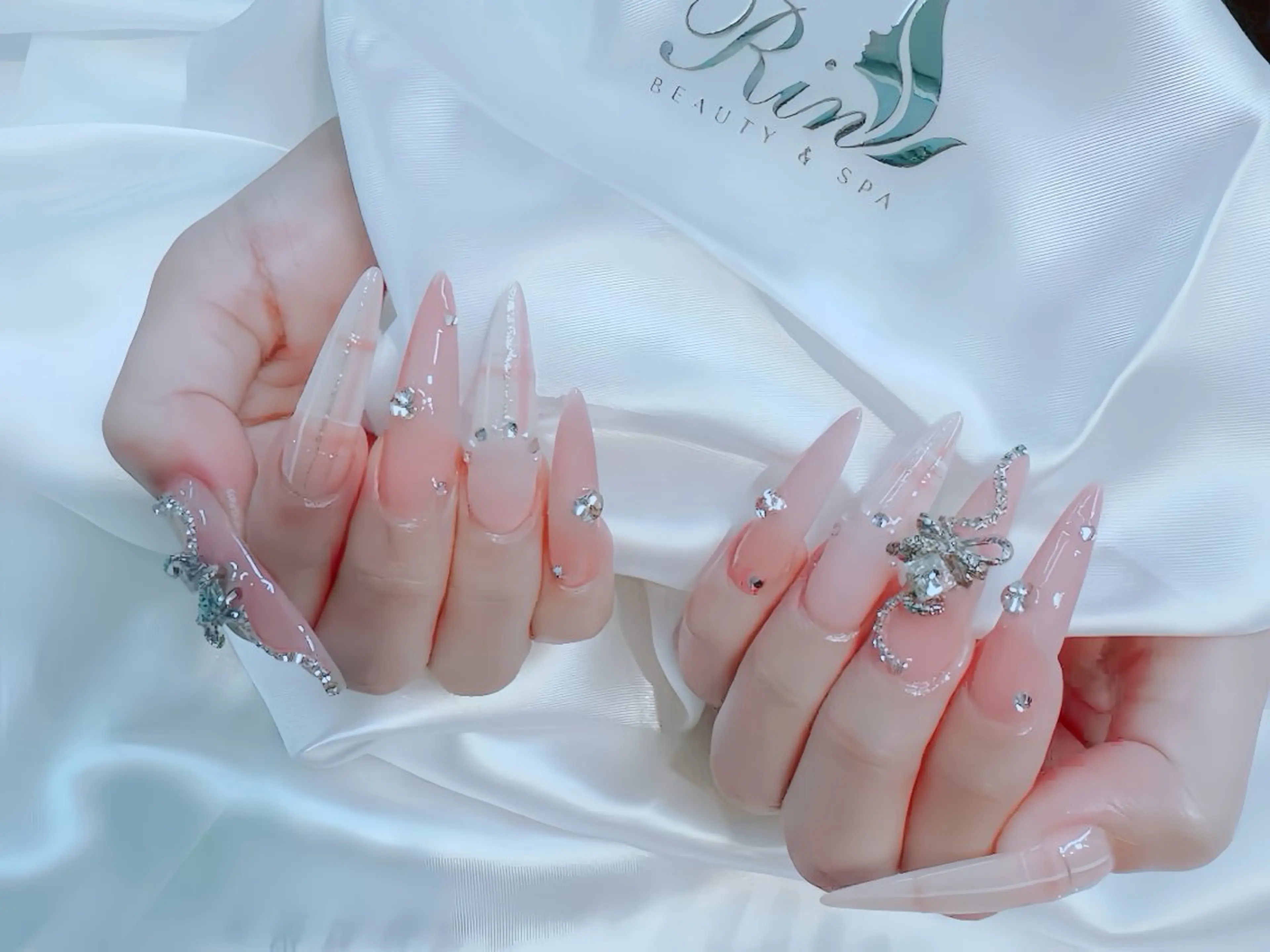 ネイル チークネイル フレンチネイル ガラスフレンチ グラデーション キラキラネイル ハンドネイル Rin Nailのネイルデザイン