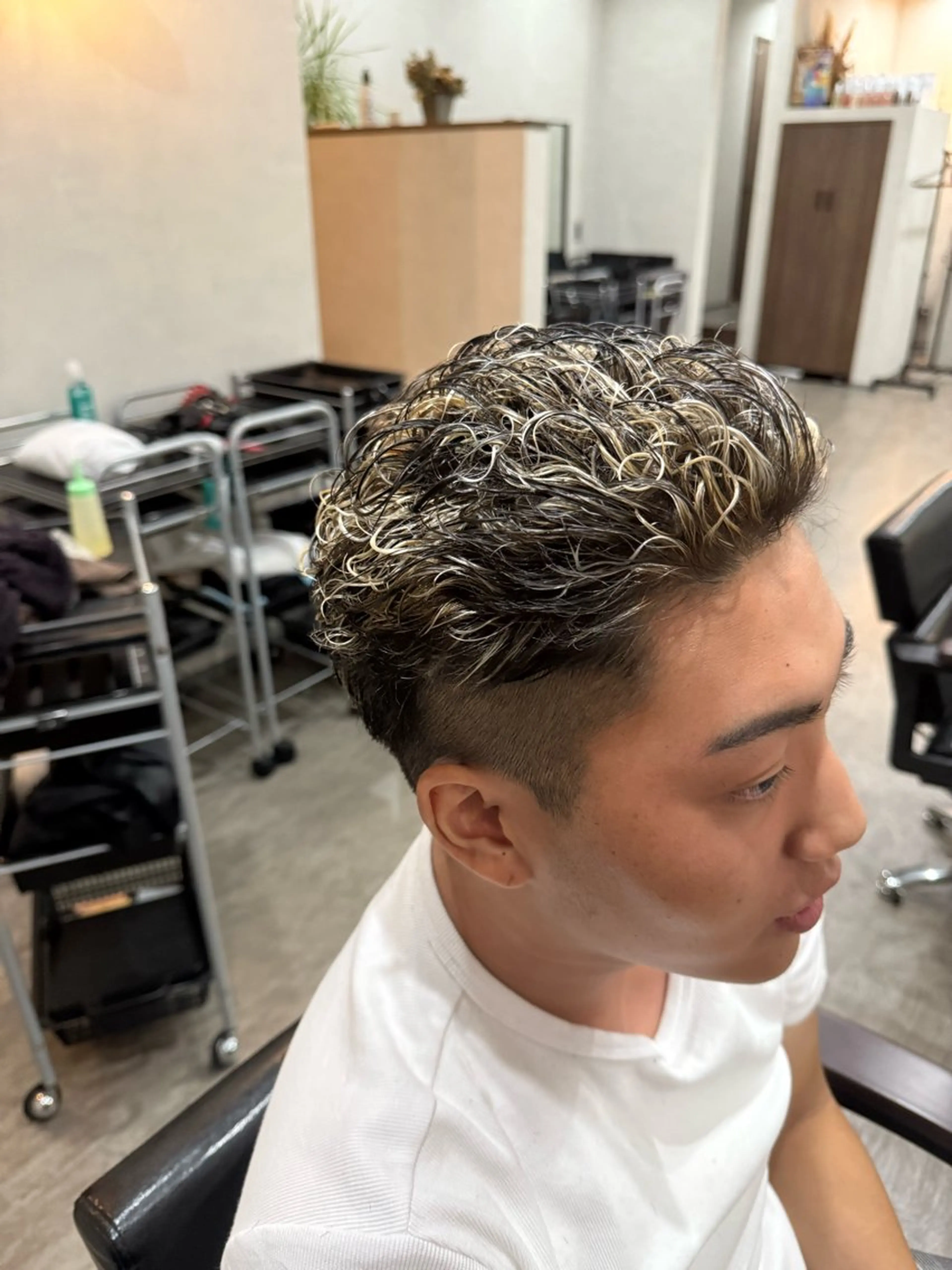 メンズカット＋極道パーマ＋オワイトメッシュの写真