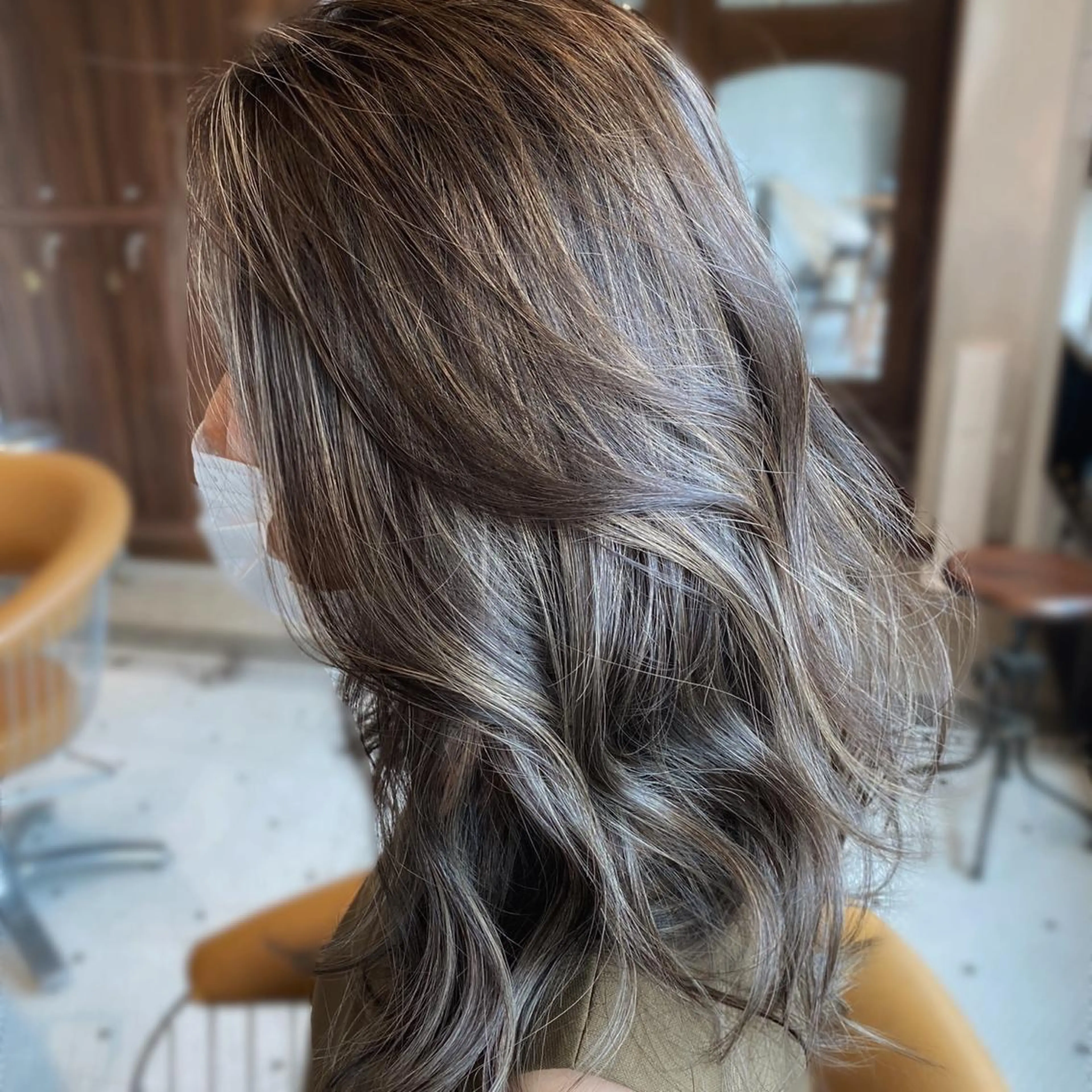 セミロング カラー ハイライトカラー ハイライト 海外風カーテンバング Mao広尾美容室のヘアスタイル