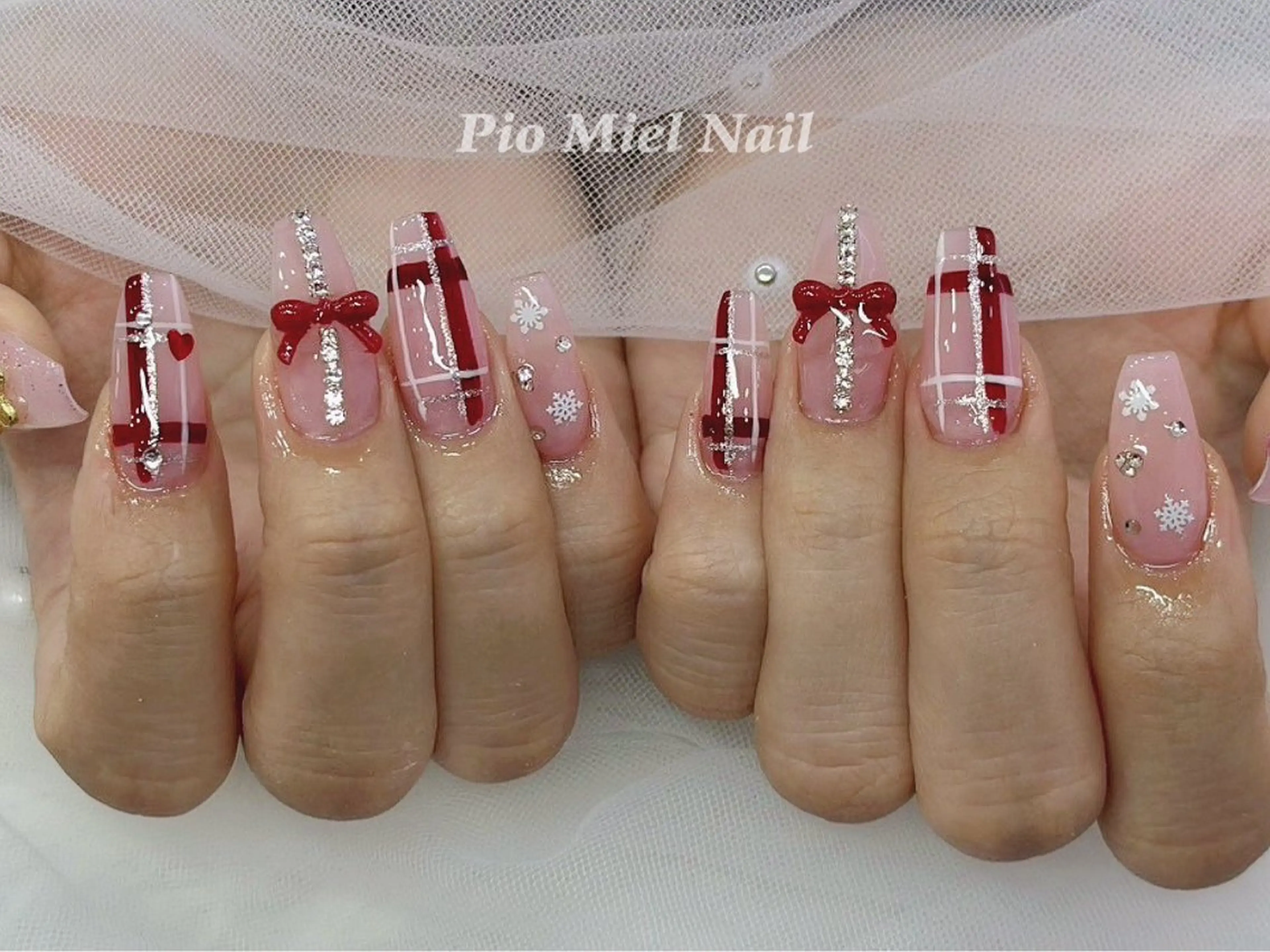 ロング カラー ピンクカラー レッドカラー 韓国風ヘア ロング クリスマス ハンドネイル momo 長さだしのネイルデザイン