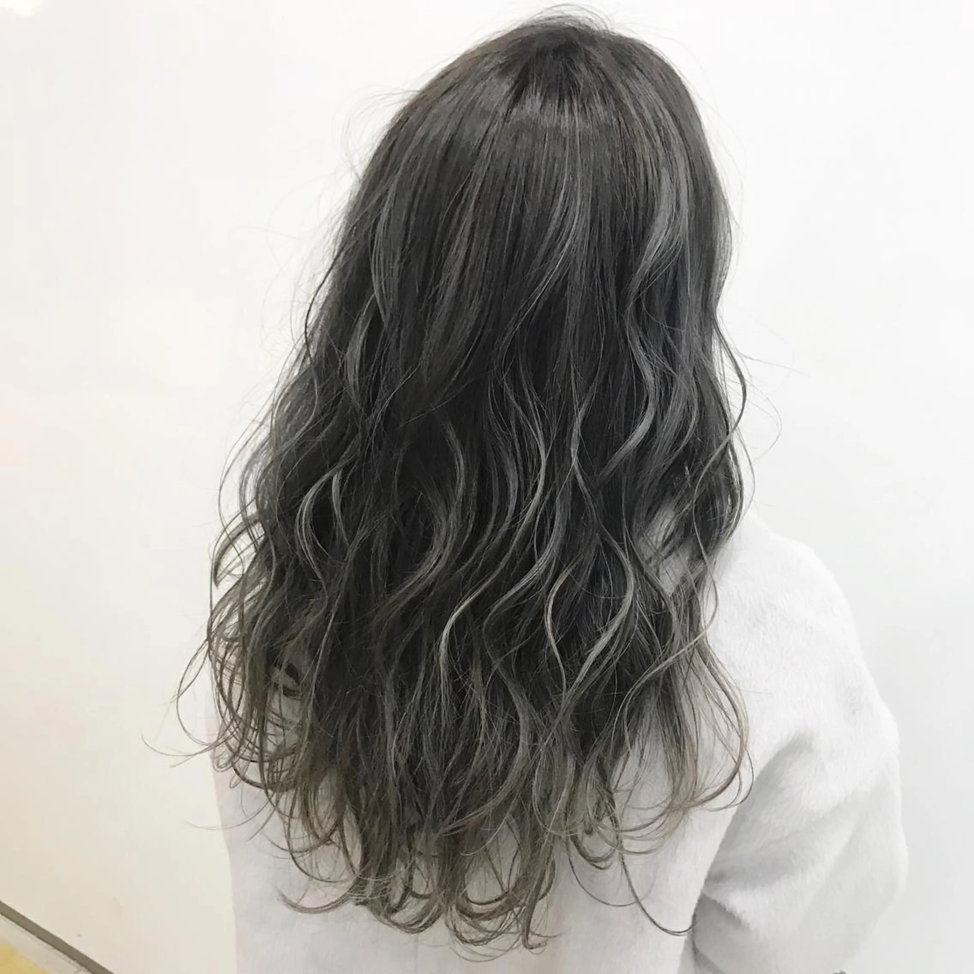 ロング カラー ハイライトカラー シルバー ハイライト 佐々木 好乃のヘアスタイル