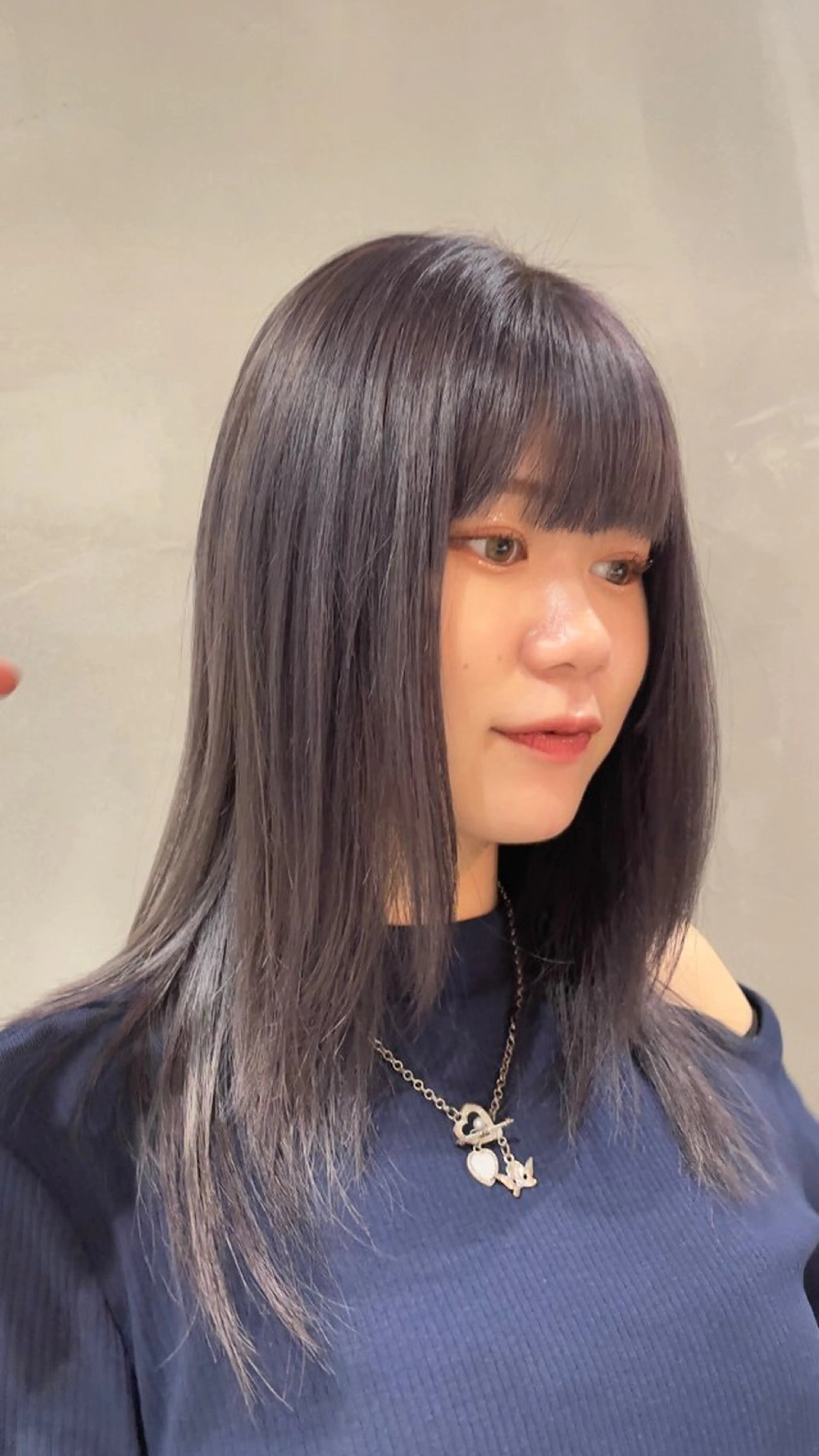 セミロング パープルカラー AMRITA omotesando所属・都築 菜美のヘアスタイル