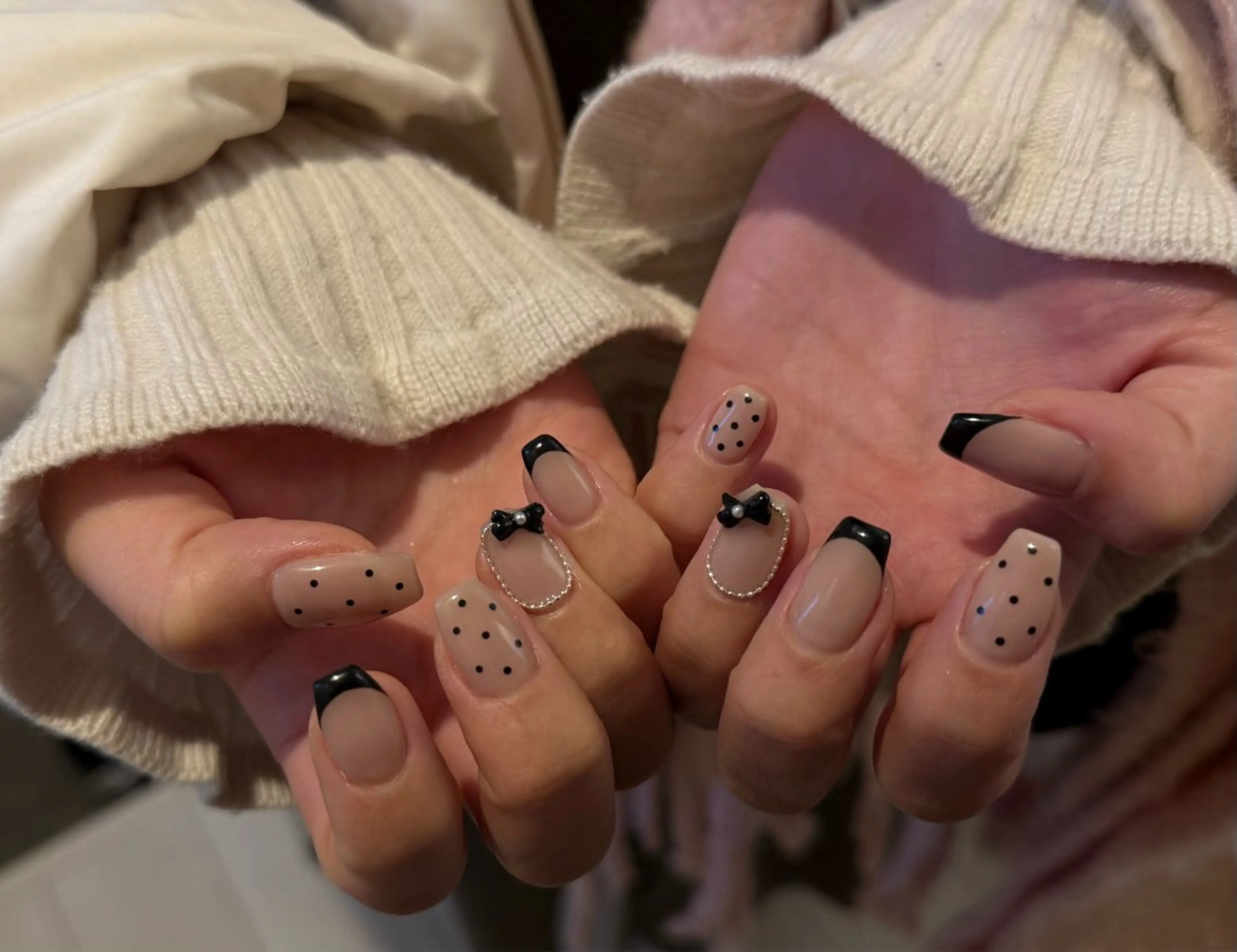 ネイル ドット フレンチネイル ガーリー Elle. HINATAのネイルデザイン