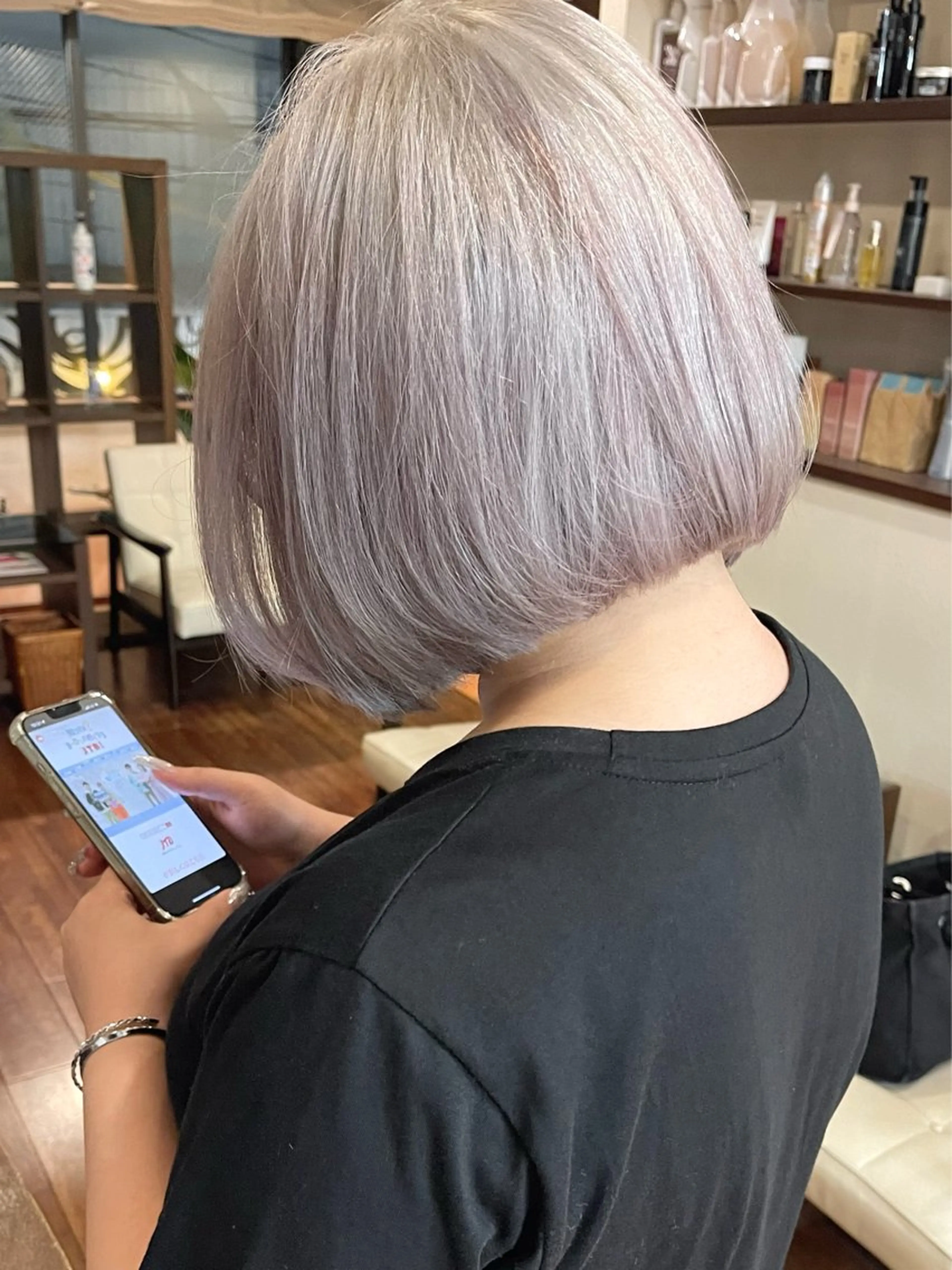 ショート カラー ラベンダーカラー シルバー カット ヘアカラー トリートメント 髪質改善ｶﾗｰ ｹｱﾌﾞﾘｰﾁ/ﾀﾑのヘアスタイル
