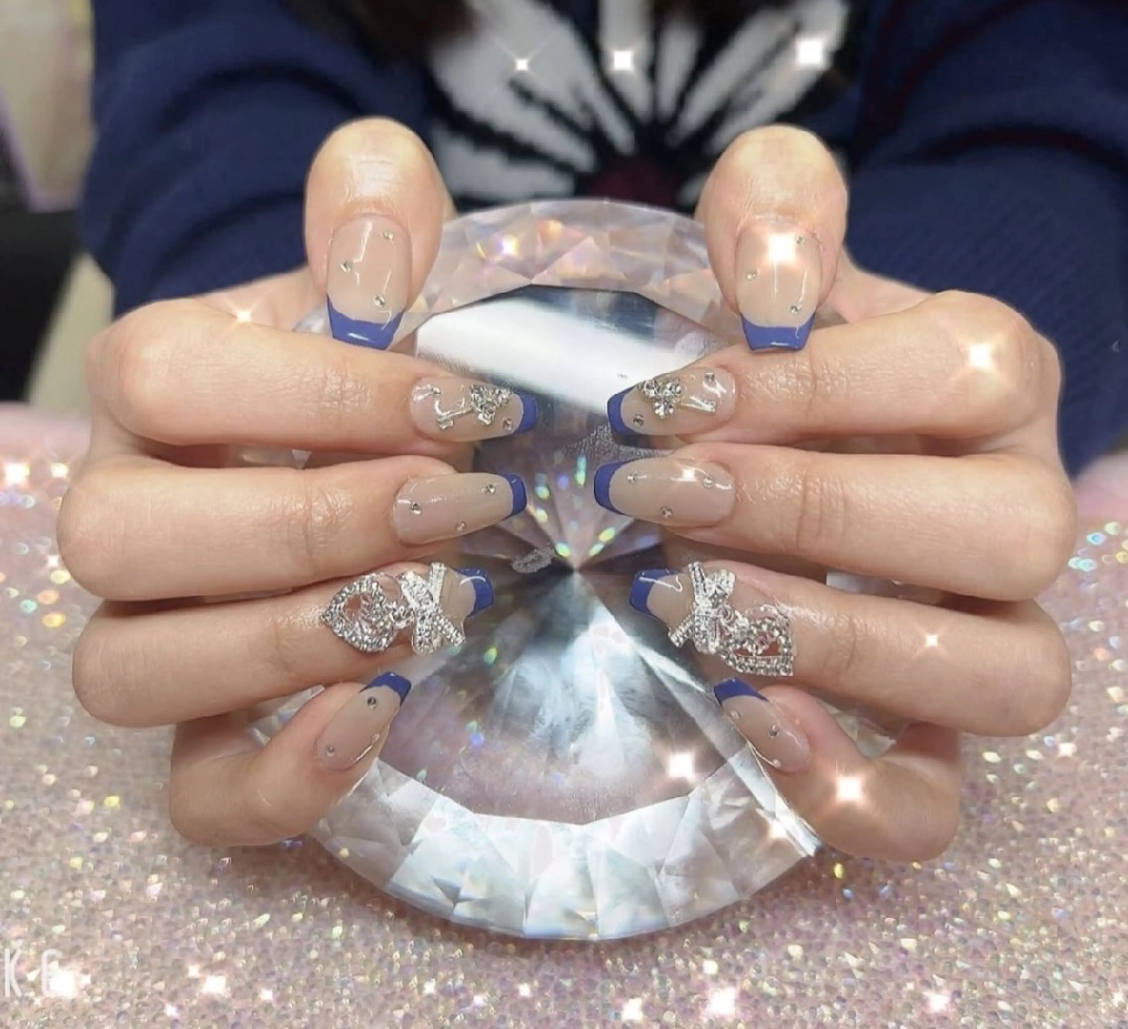 ネイル ブルー フレンチネイル ストーンネイル ハンドネイル nailsalon J&K所属・J&K🤍ひらた 夏割実施中❣️☀️のネイルデザイン