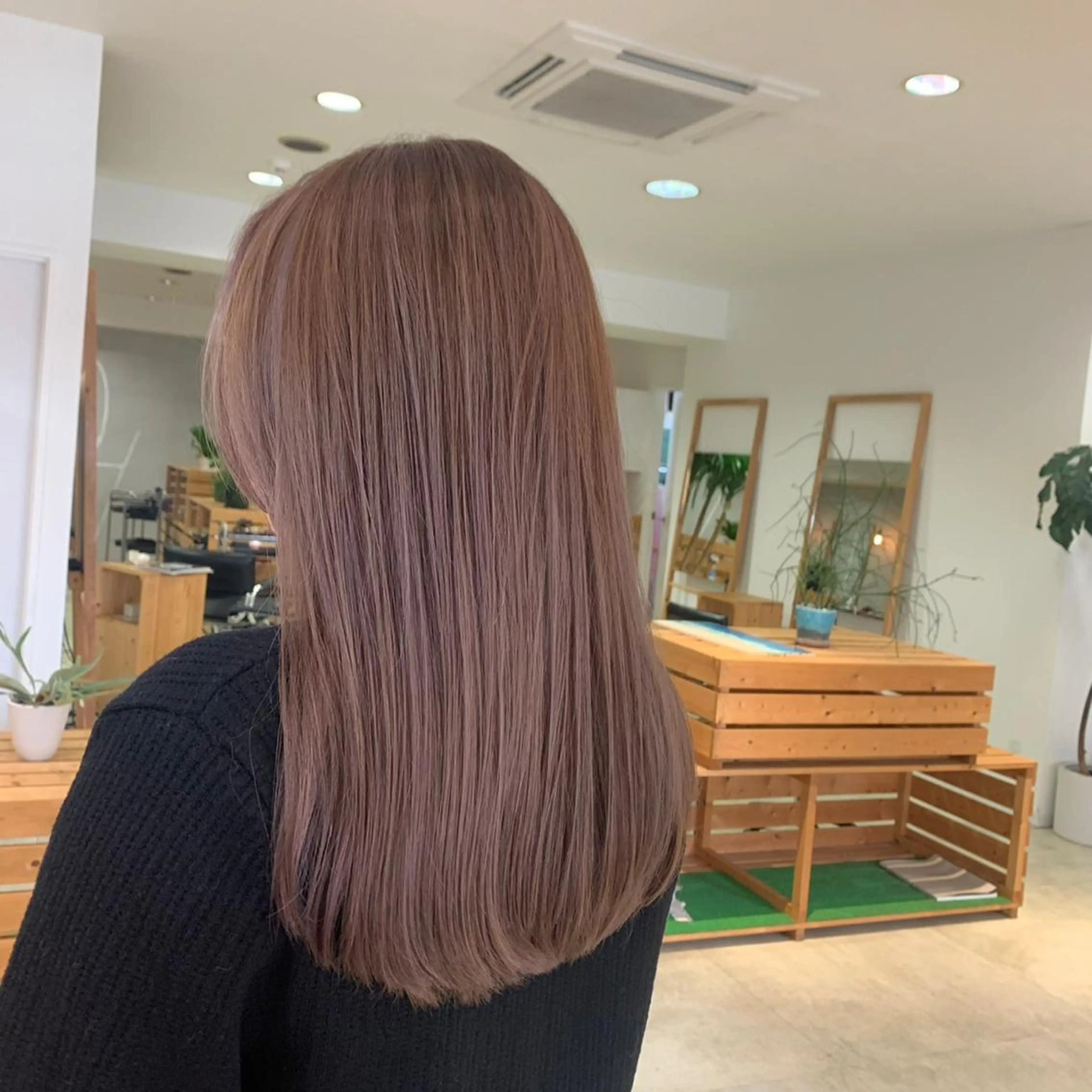 セミロング カラー ショートボブ アッシュ ベージュカラー ブリーチ ケアブリーチ グレージュ 小林　遼のヘアスタイル