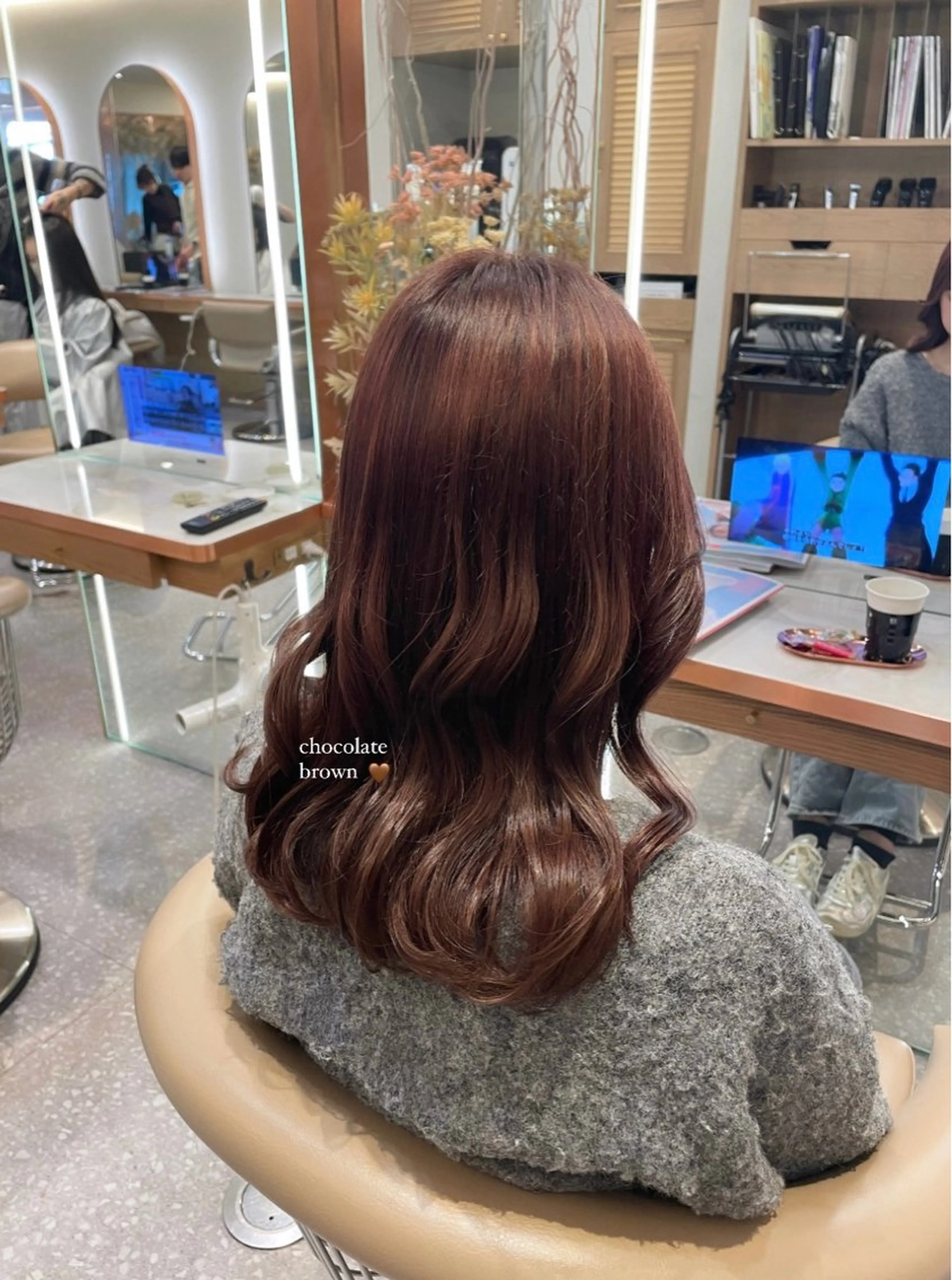 セミロング カラー ブラウンカラー チョコレートブラウン ピンクカラー 穴吹 涼のヘアスタイル