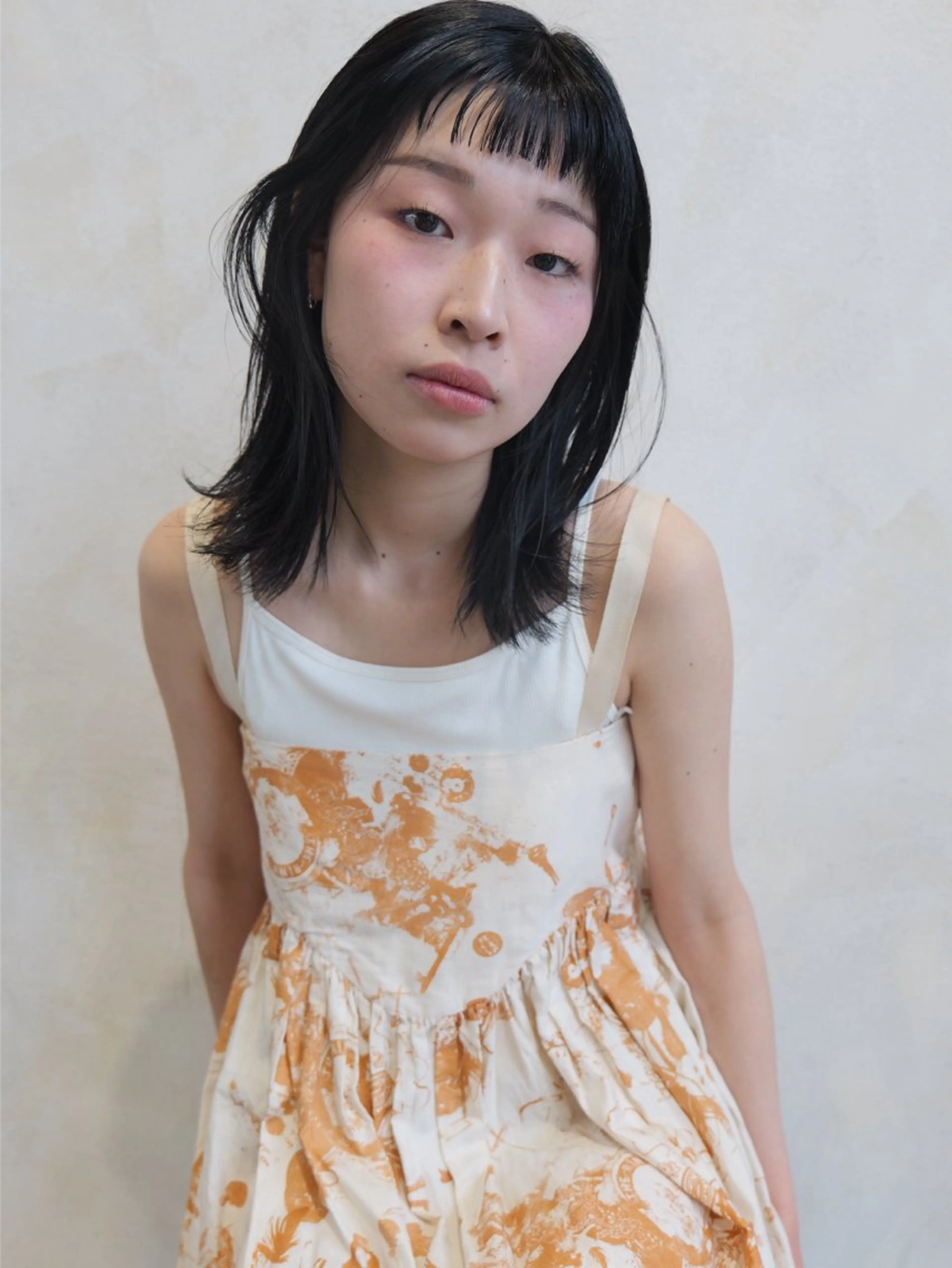 セミロング カラー 磯谷 朋のヘアスタイル
