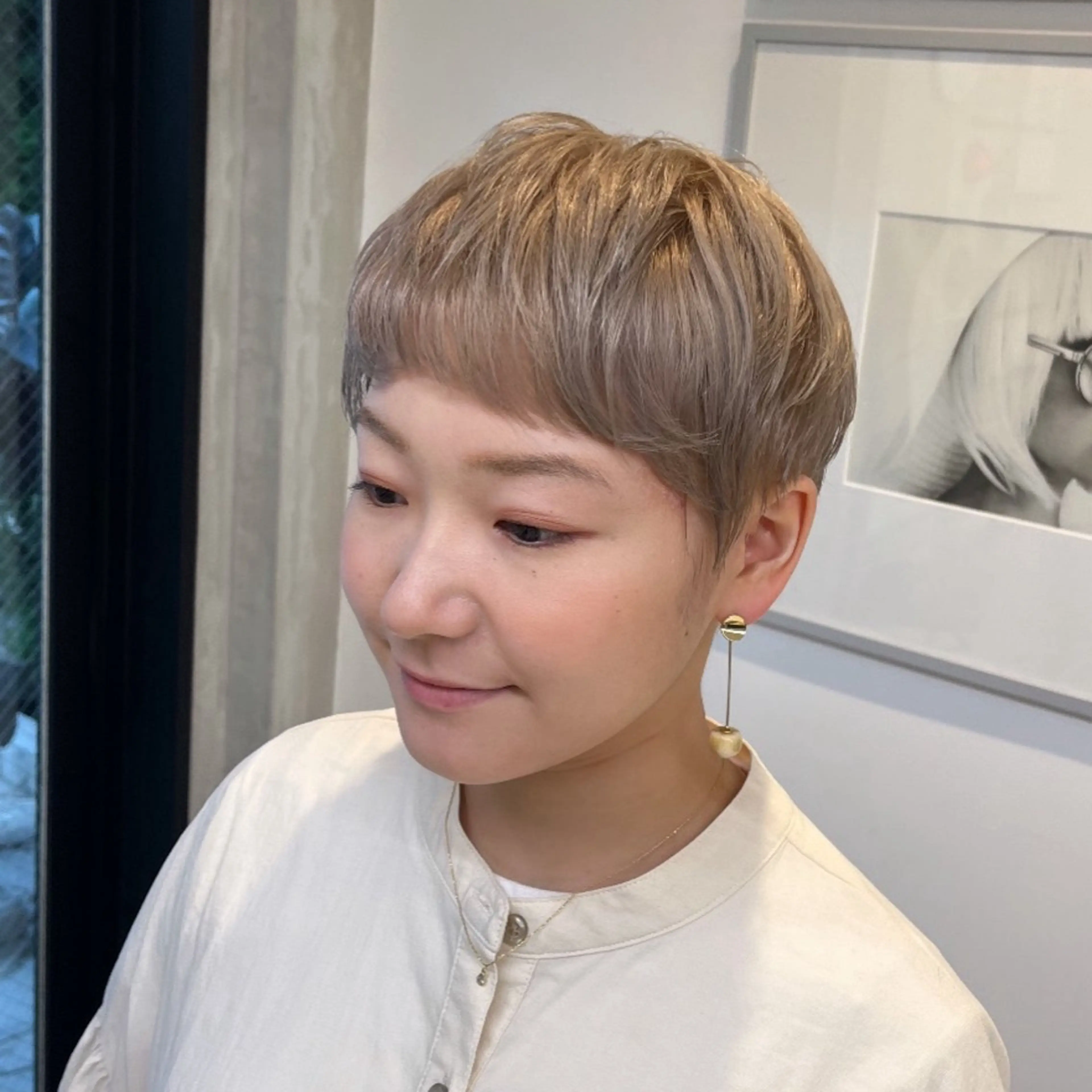 ショート カラー ベリーショート ベージュカラー ブロンド ハイトーンカラー ホワイトベージュ ヘアカラー トリートメント ヘッドスパ ヘアセット カジュアルを女っぽく 𝗮𝘆𝗮𝗰𝗼のヘアスタイル