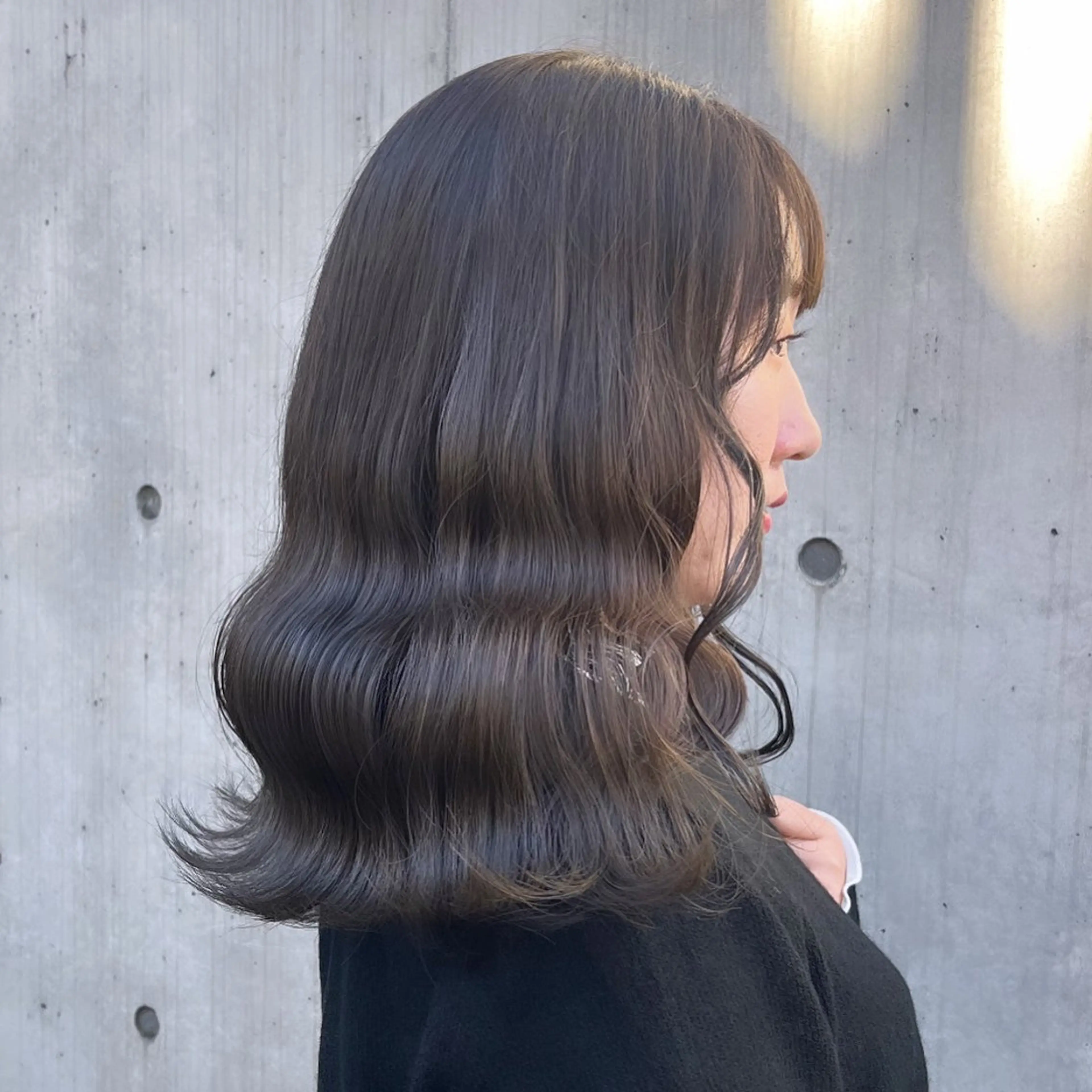 ミディアム カラー アッシュ アッシュブラウン アッシュグレー アッシュグレージュ ベージュカラー ヘアカラー トリートメント ヘッドスパ ヘアセット カジュアルを女っぽく 𝗮𝘆𝗮𝗰𝗼のヘアスタイル