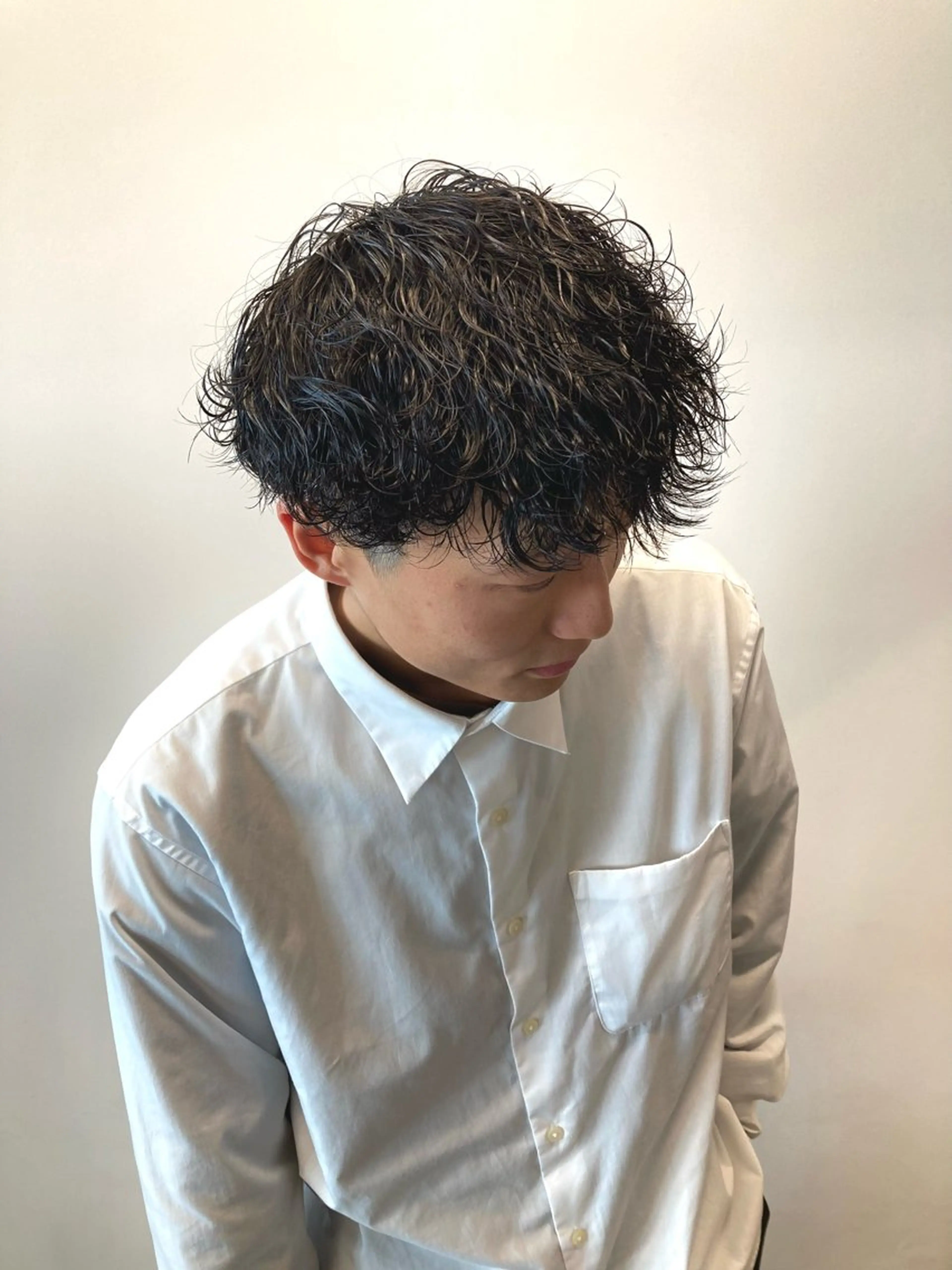 パーマ メンズ メンズパーマ 波巻きパーマ スパイラルパーマ カット パーマ 1inch所属・透明感カラー/似合わ せカット/亀井唯登のヘアスタイル