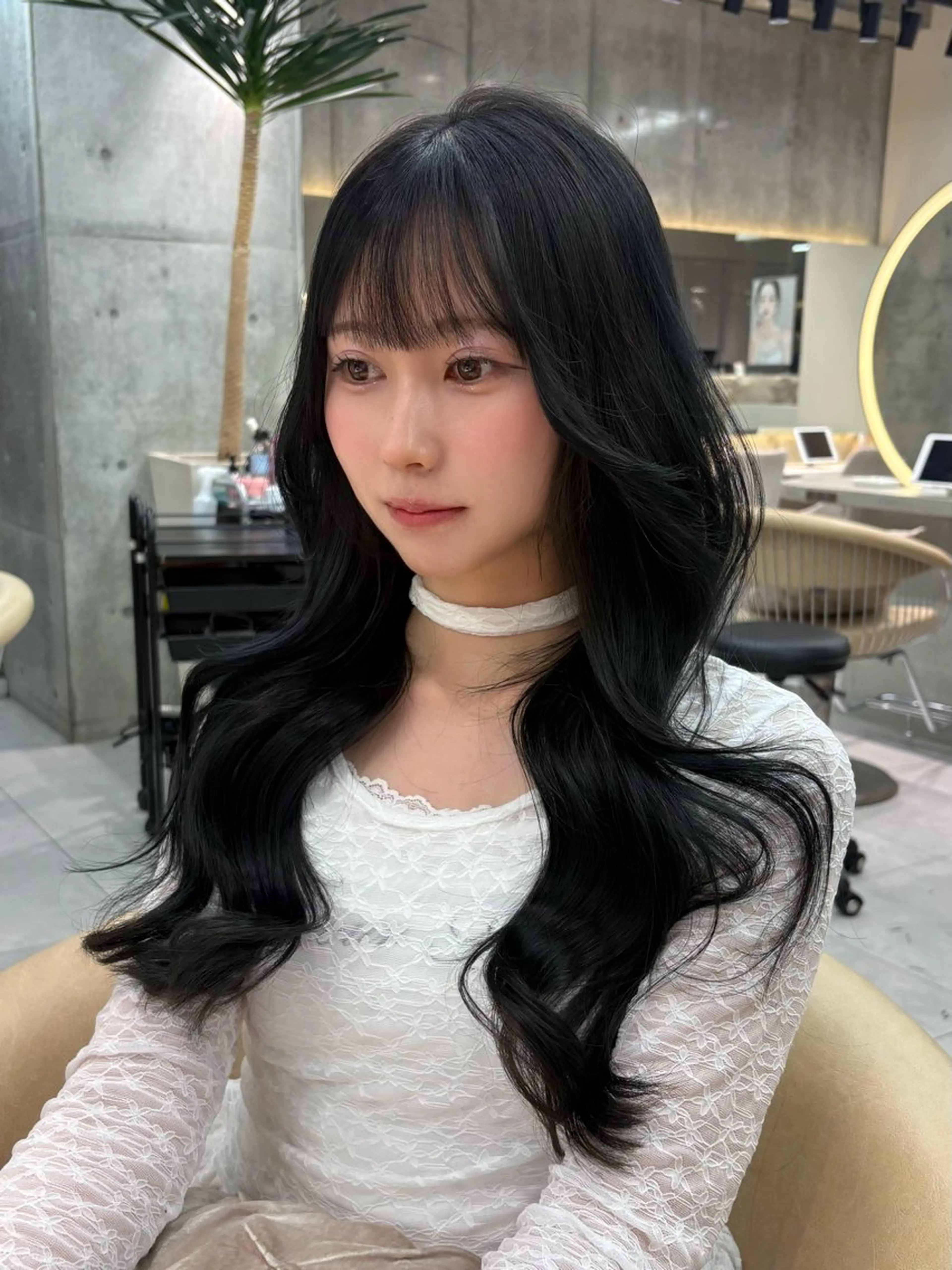 ロング カラー 黒髪 ブルーカラー ブルーブラック レイヤーカット toco.⋆𝜗𝜚 /  天神美容師のヘアスタイル