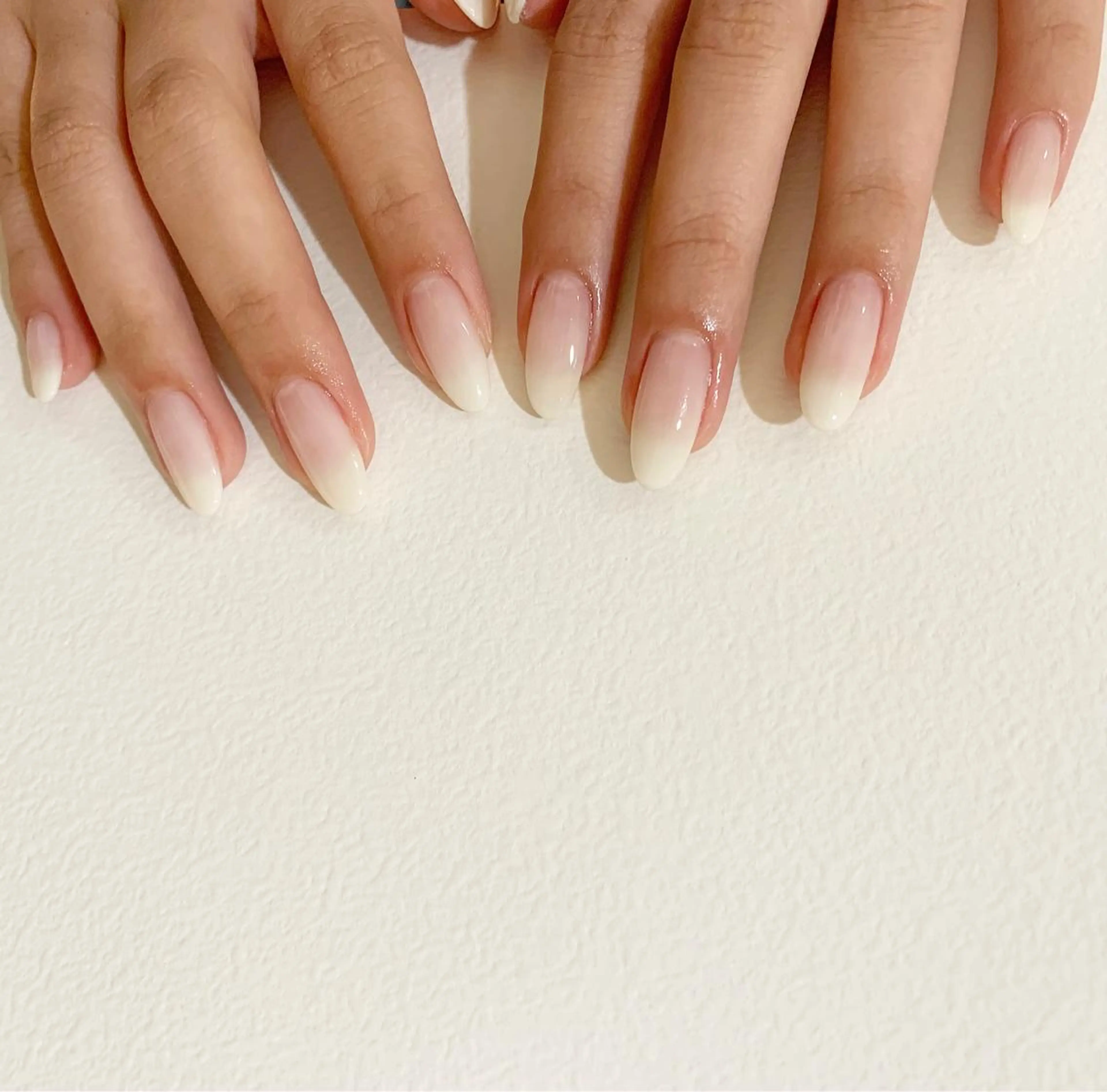 ネイル グラデーション ホワイト 佐藤 穂乃香のネイルデザイン