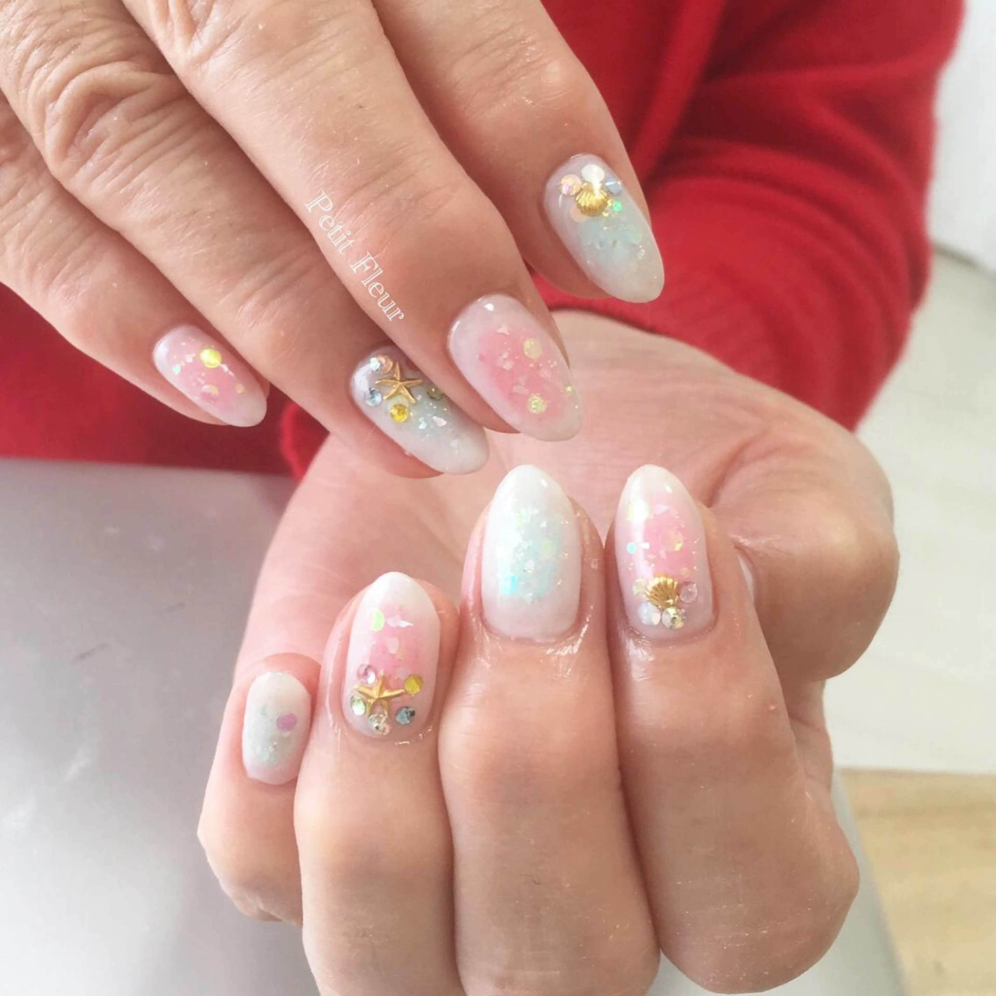 ネイル チークネイル グリーン ホログラムネイル キラキラネイル ラメ(グリッター) Petit Fleur所属・青柳 亜梨奈のマツエク・マツパデザイン