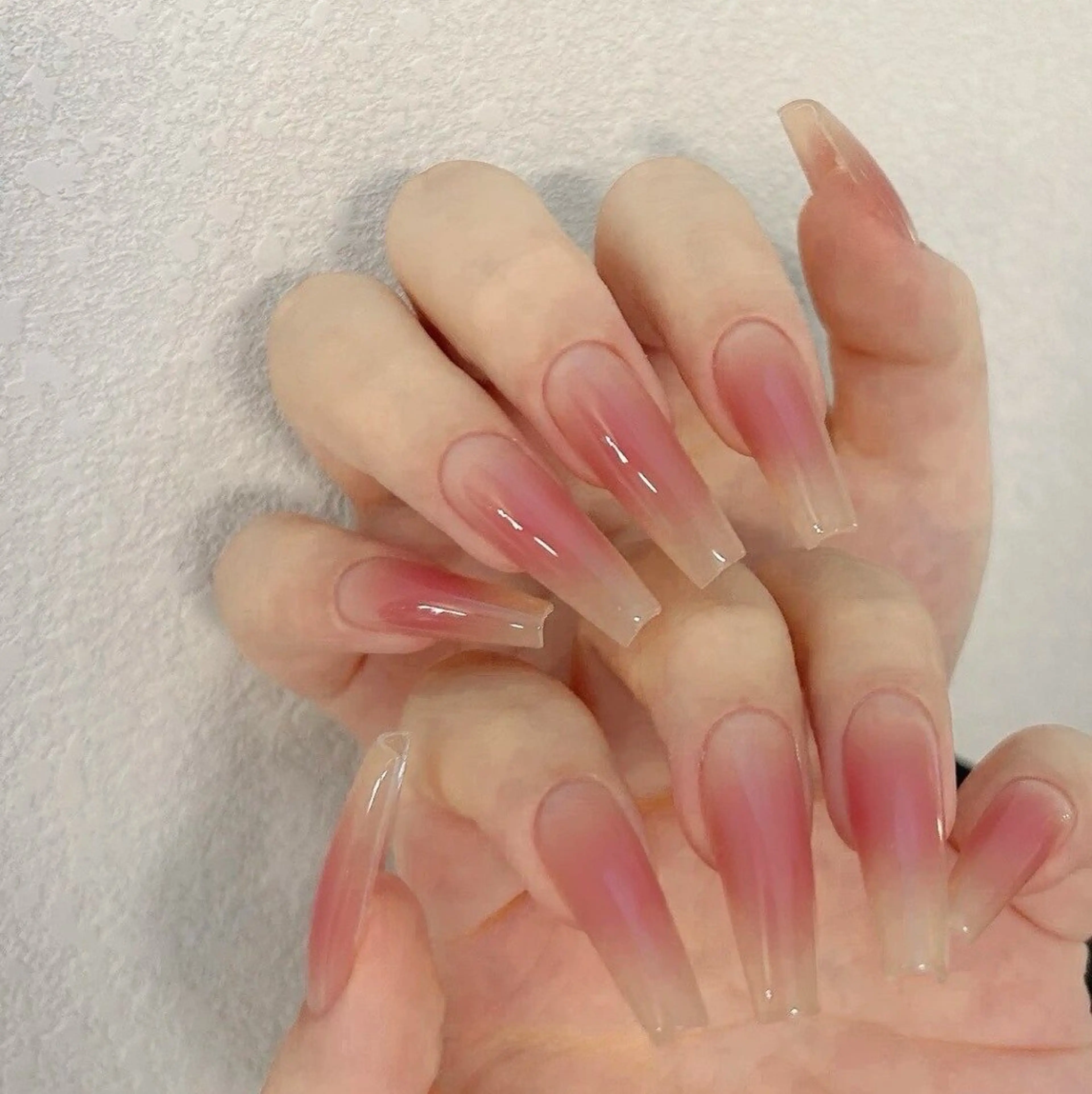 《チップ長さだし》ぽわっと艶感チークネイルの写真