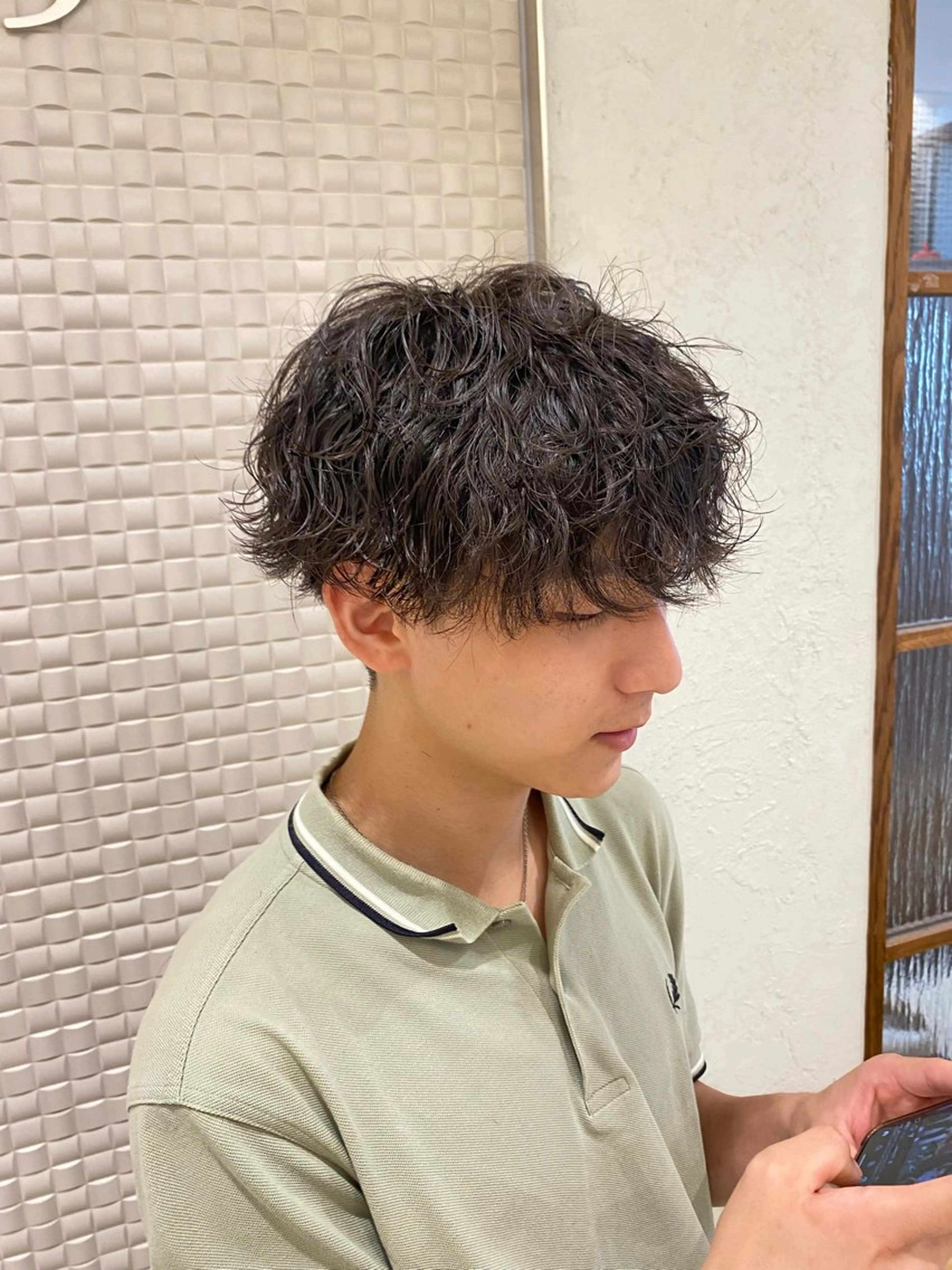 ミディアム カラー メンズ ミディアムパーマ メンズパーマ 波巻きパーマ カット パーマ トリートメント ヘアセット 新宿スペインカール ヨモギダのヘアスタイル