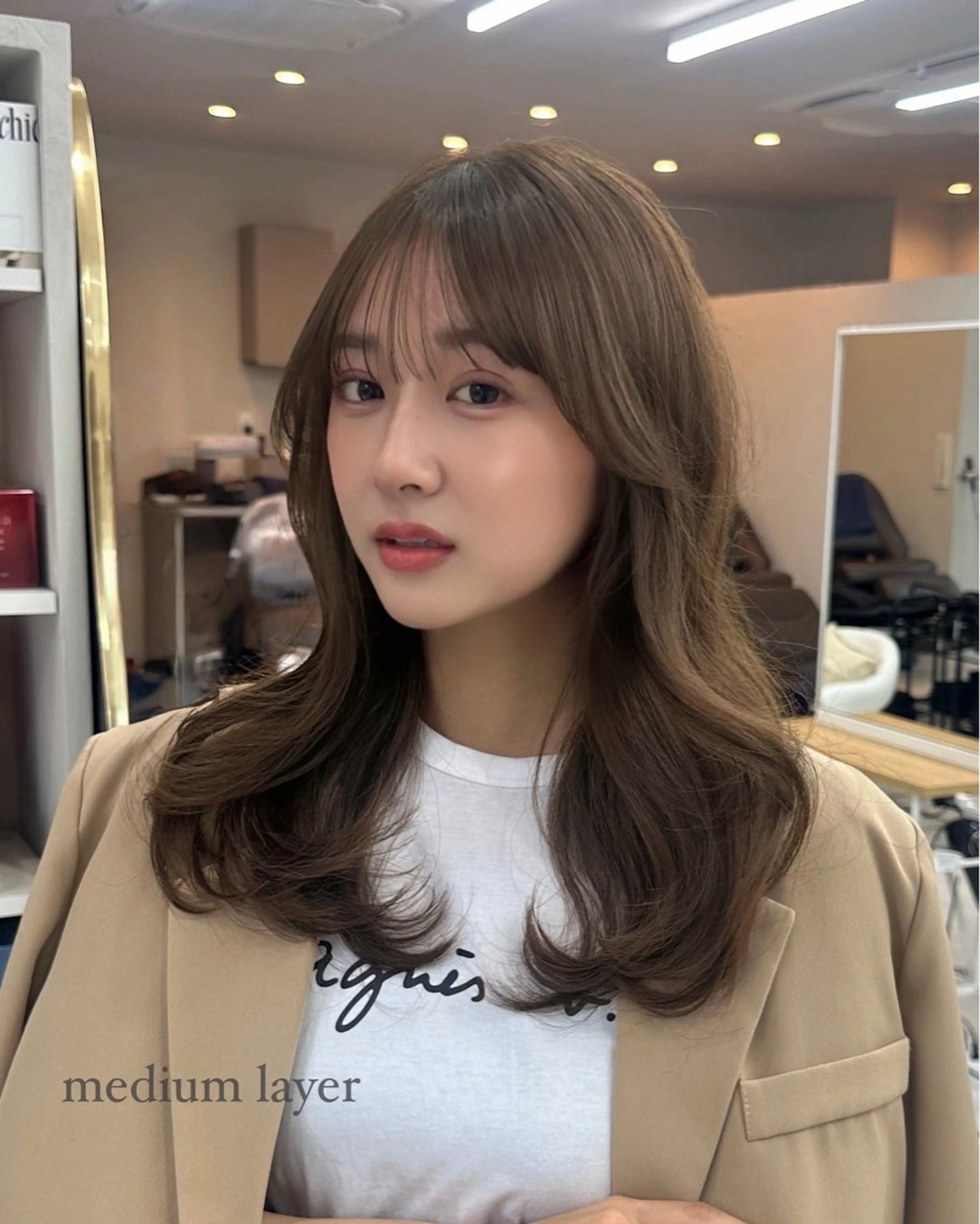 ミディアム カラー ミディアムレイヤー ベージュカラー レイヤーカット Aura所属・丸山 心 / 艶カラーのヘアスタイル