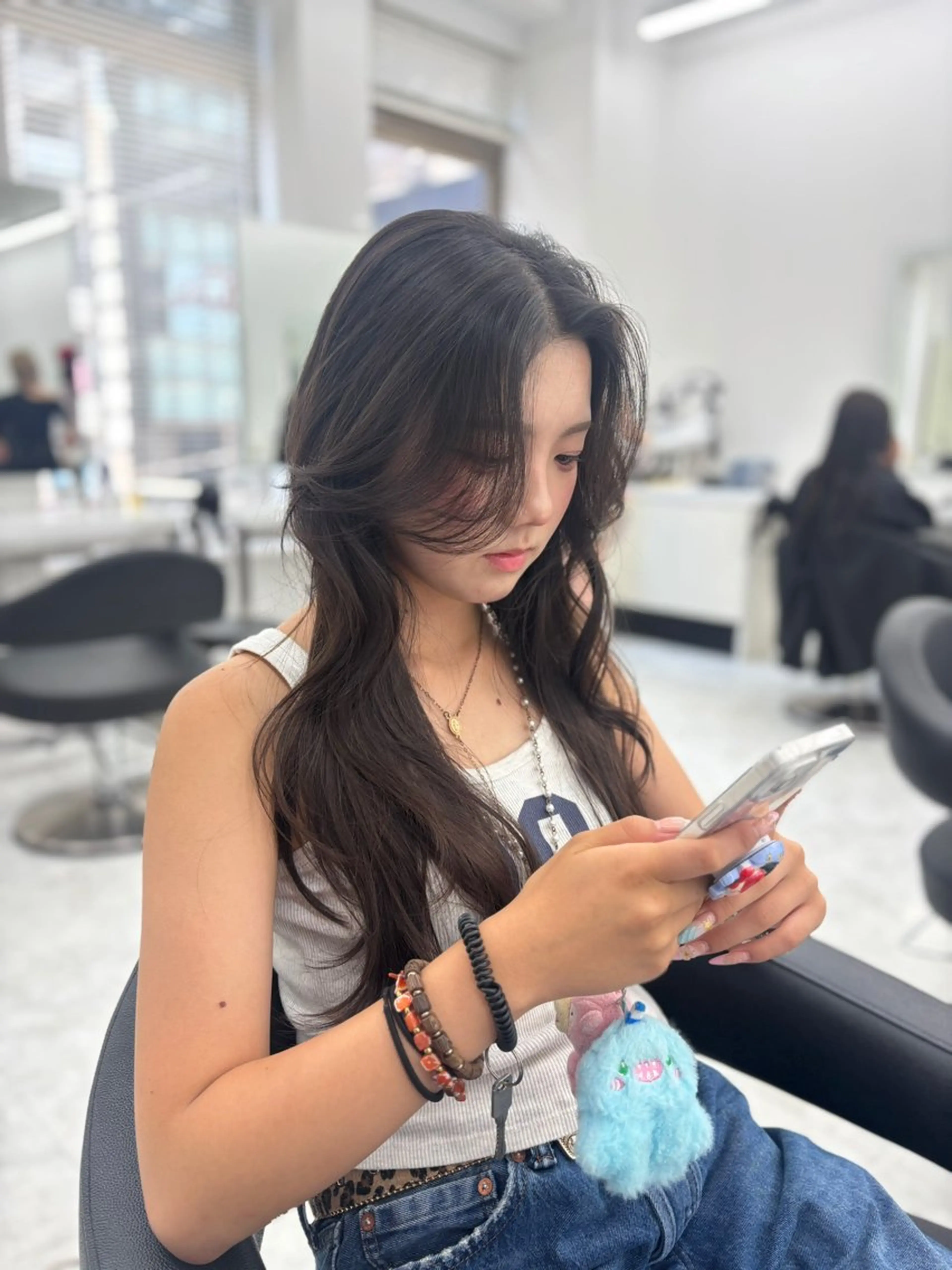 ロング カラー カット ヘアカラー トリートメント ヘッドスパ ヘアセット 韓国レイヤー ハッシュカットのヘアスタイル