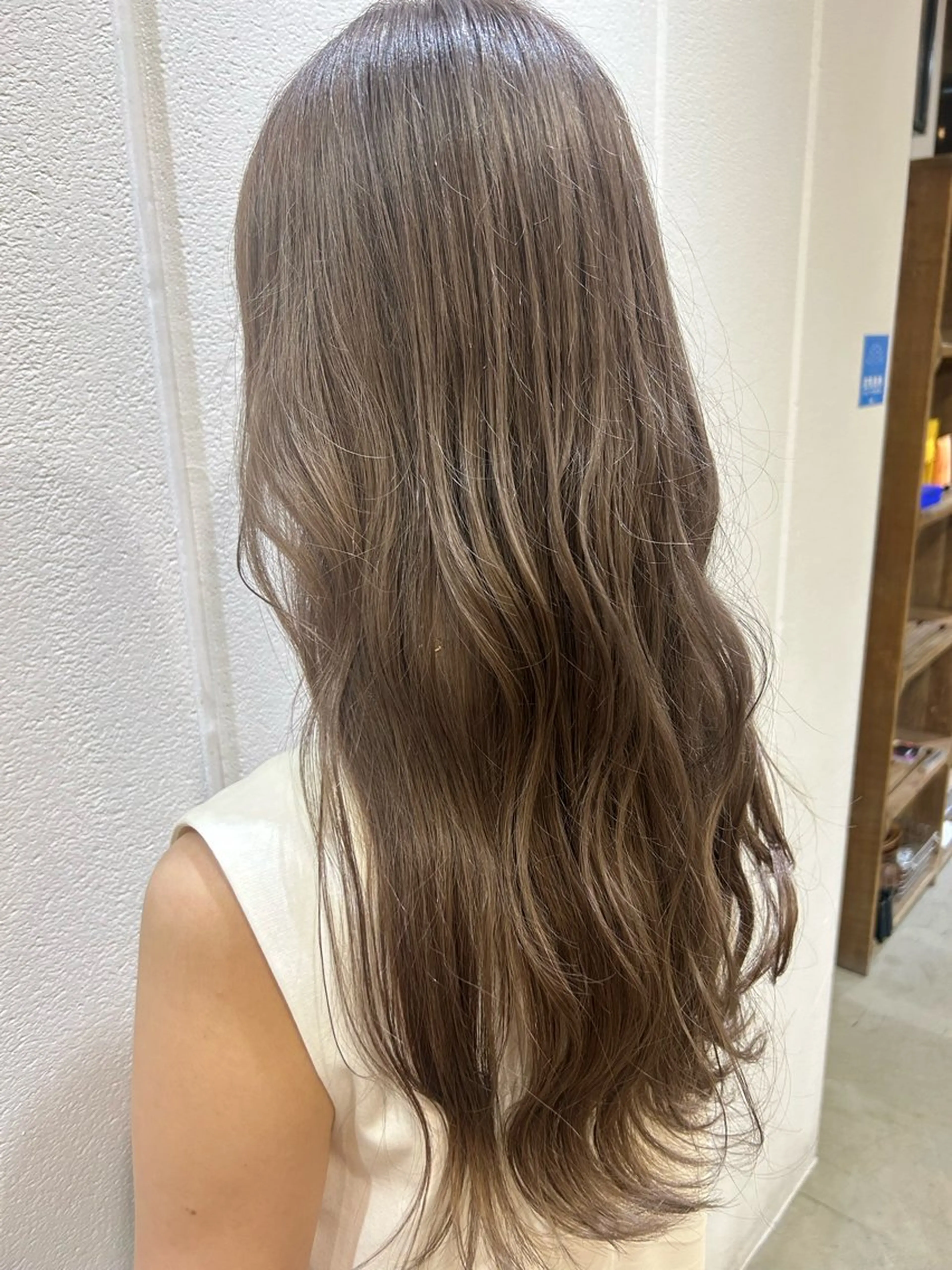 ロング シアーベージュ カット ヘアカラー トリートメント 艶髪/髪質改善 yukaのヘアスタイル