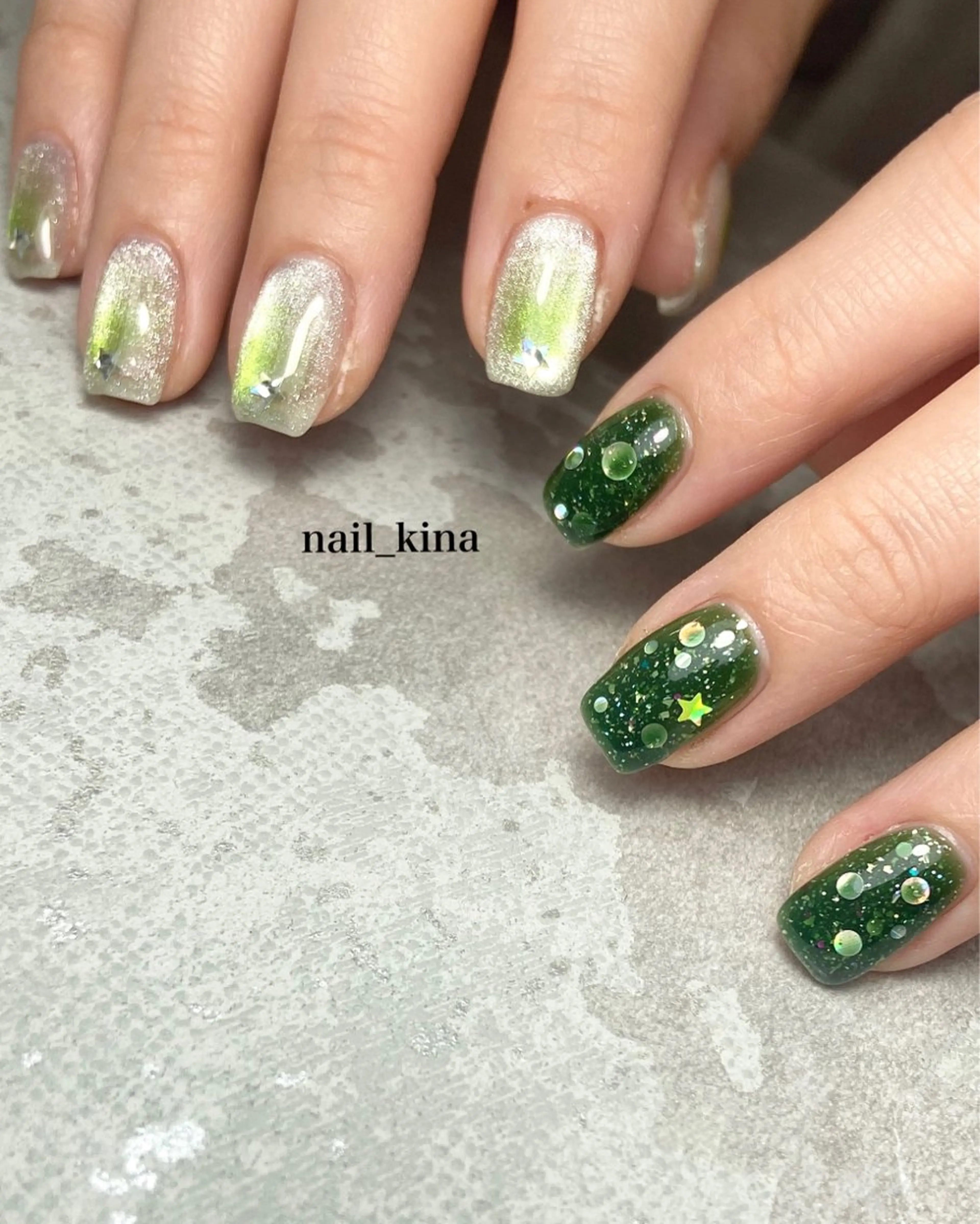ネイル チークネイル グリーン ホログラムネイル マグネットネイル 持ち込み ハンドネイル nail_ kinaのネイルデザイン