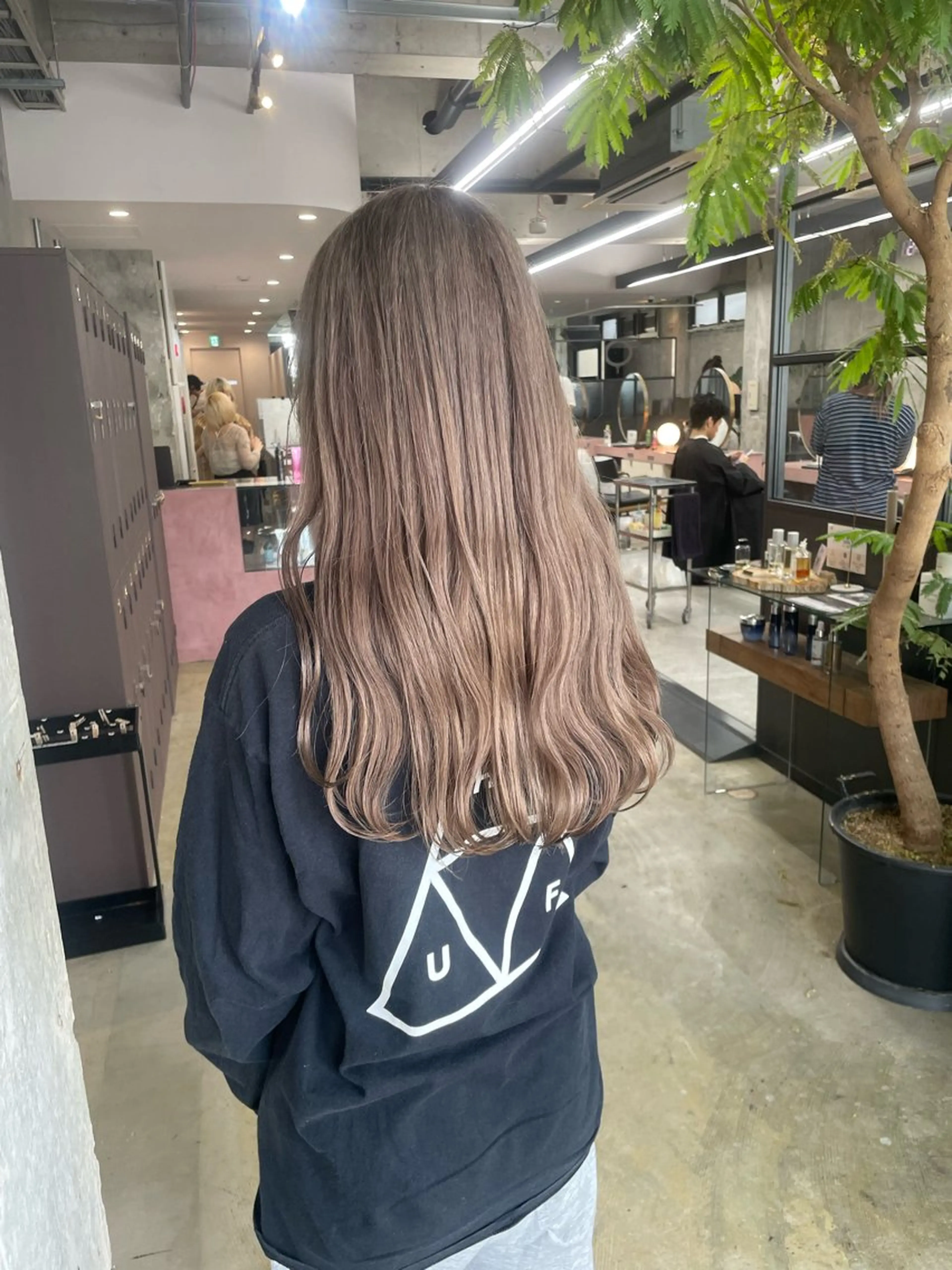 ロング カット ヘアカラー トリートメント 鈴木瑛里／ブロンド ベージュ／ピンクのヘアスタイル