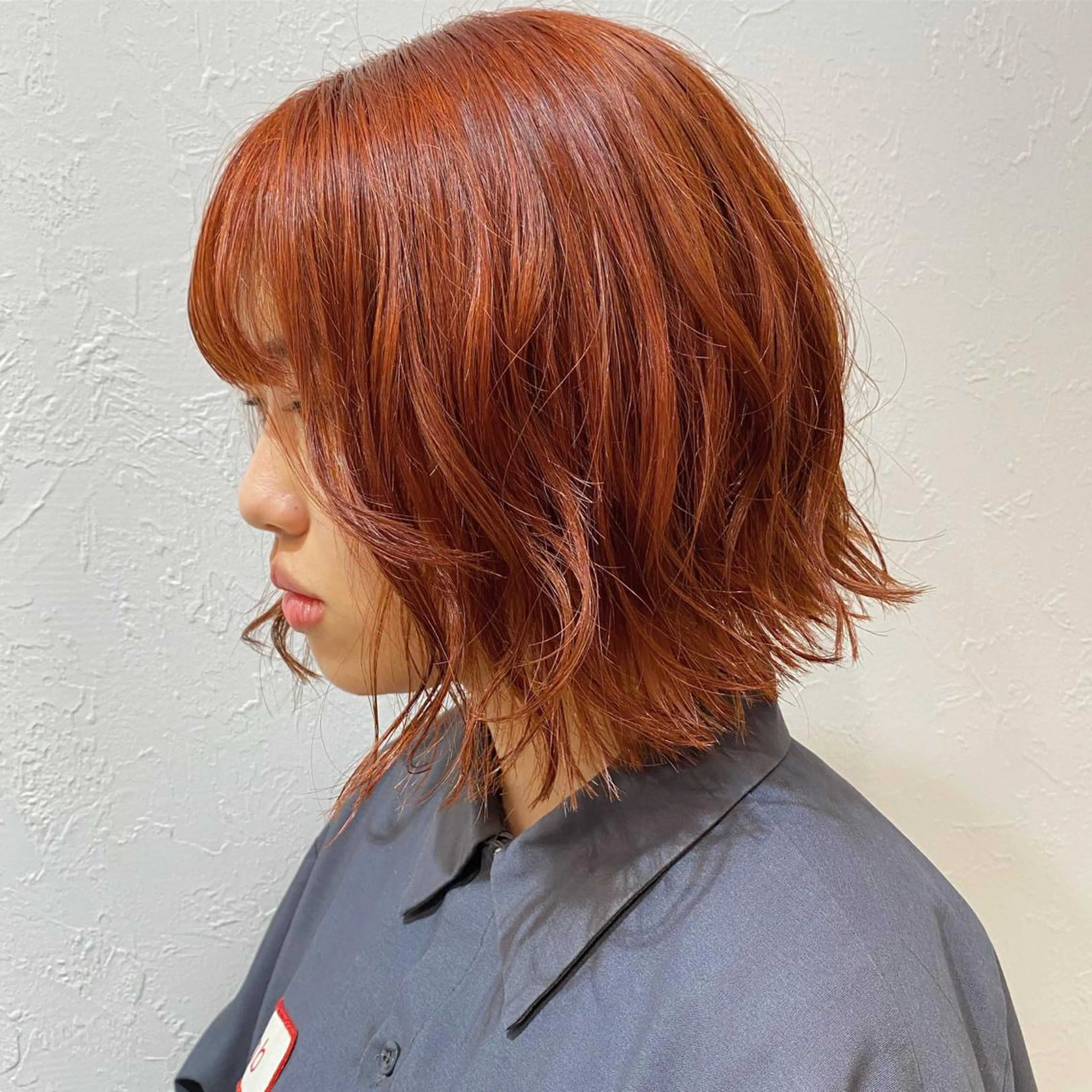ミディアム オレンジブラウン ブリーチなしカラー レイヤーカットのヘアスタイル