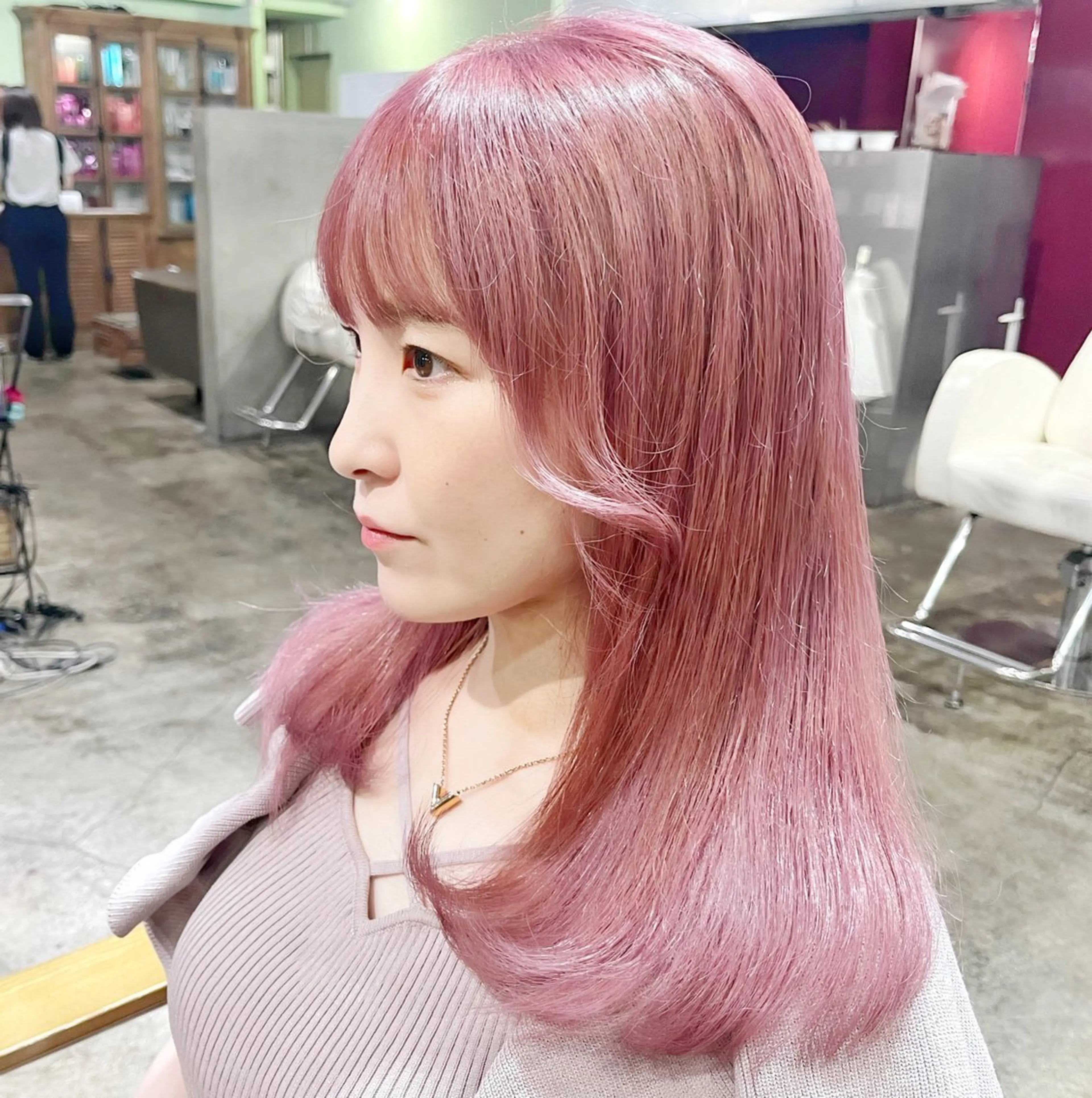 セミロング カラー ヘアアレンジ ブリーチ ピンクカラー🩷 ヘアセットＮＯ.1のヘアスタイル