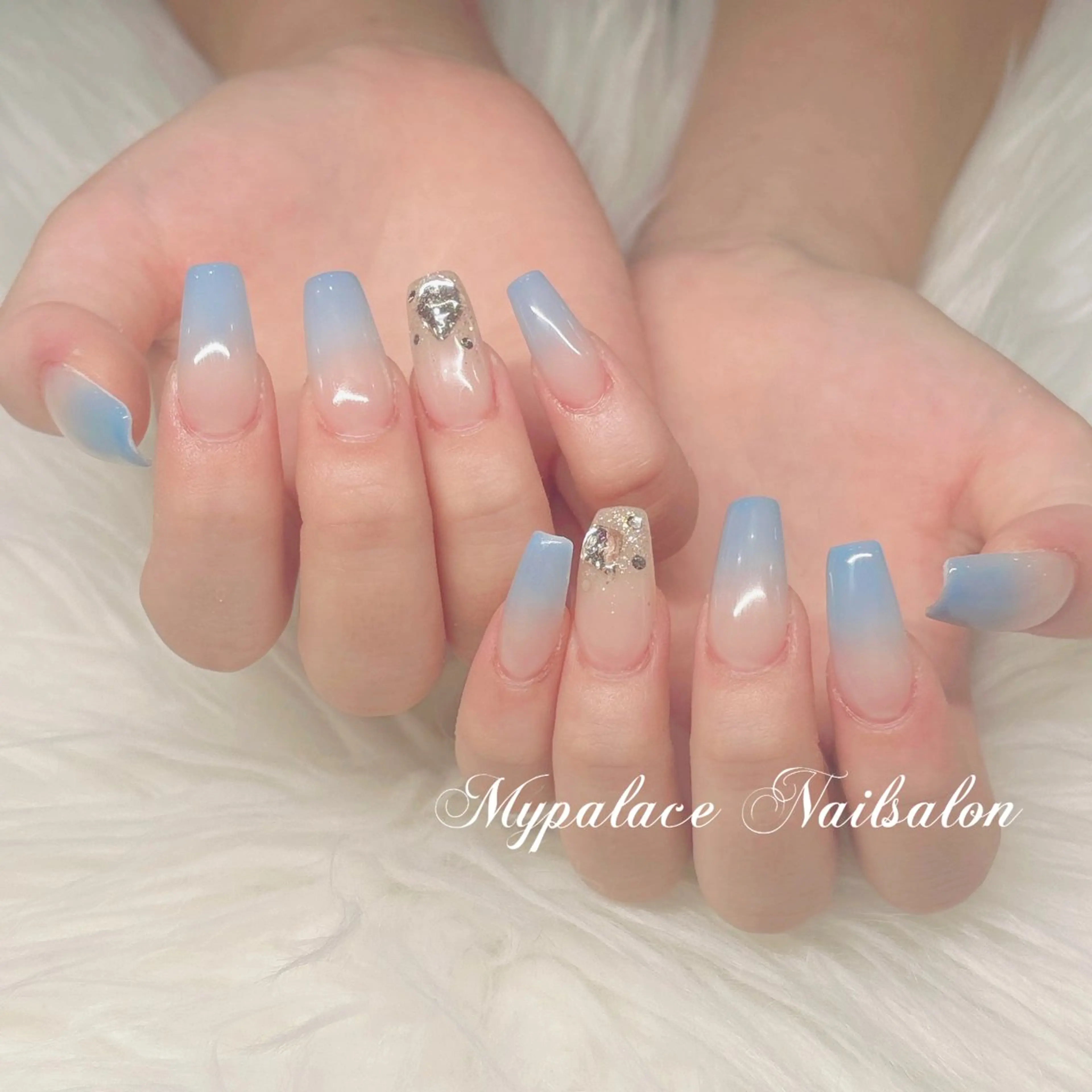ネイル グラデーション キラキラネイル 水色 ストーンネイル ハンドネイル Yuis Nailスカルプ専門のネイルデザイン