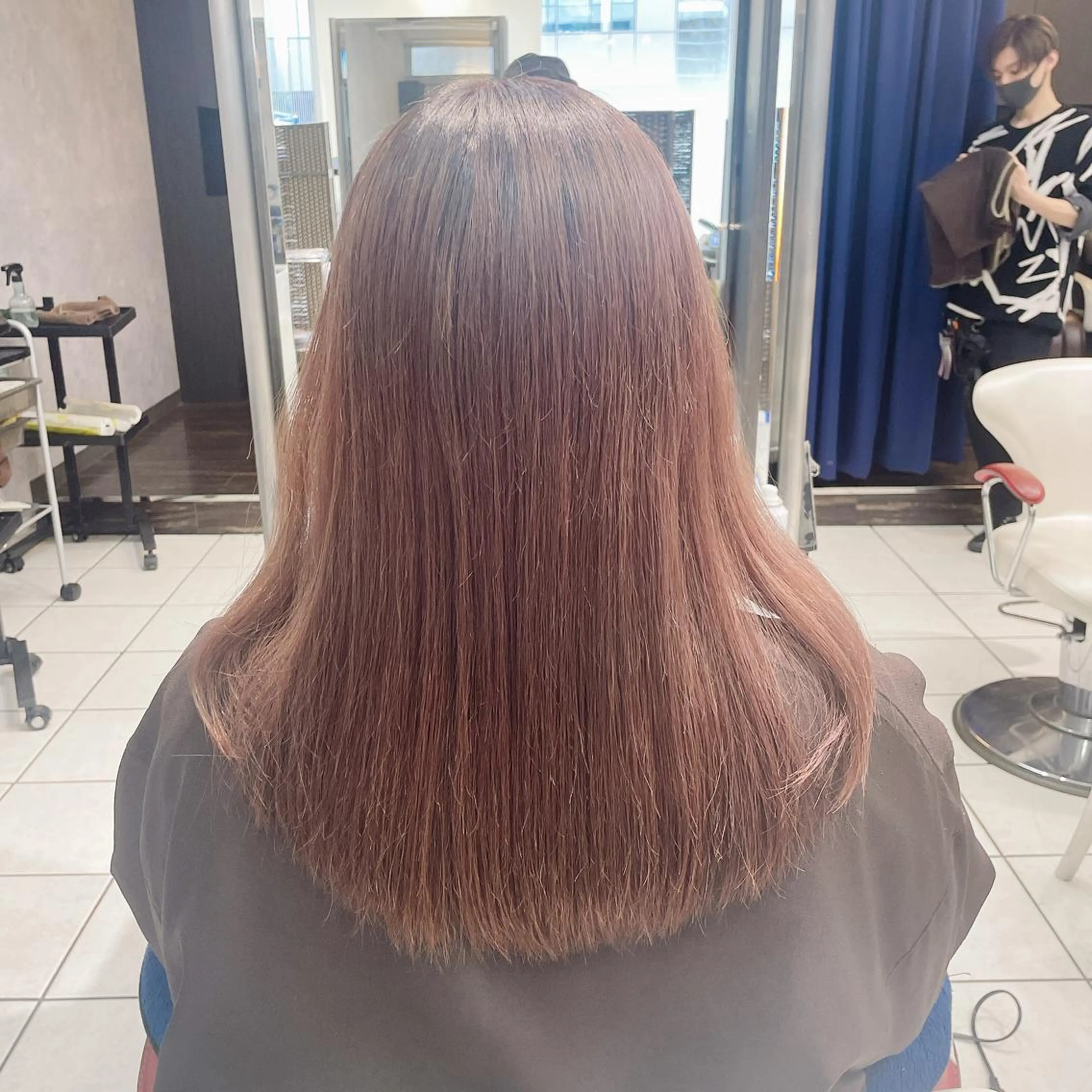 ミディアム カラー ディレクター 尾内 友美のヘアスタイル