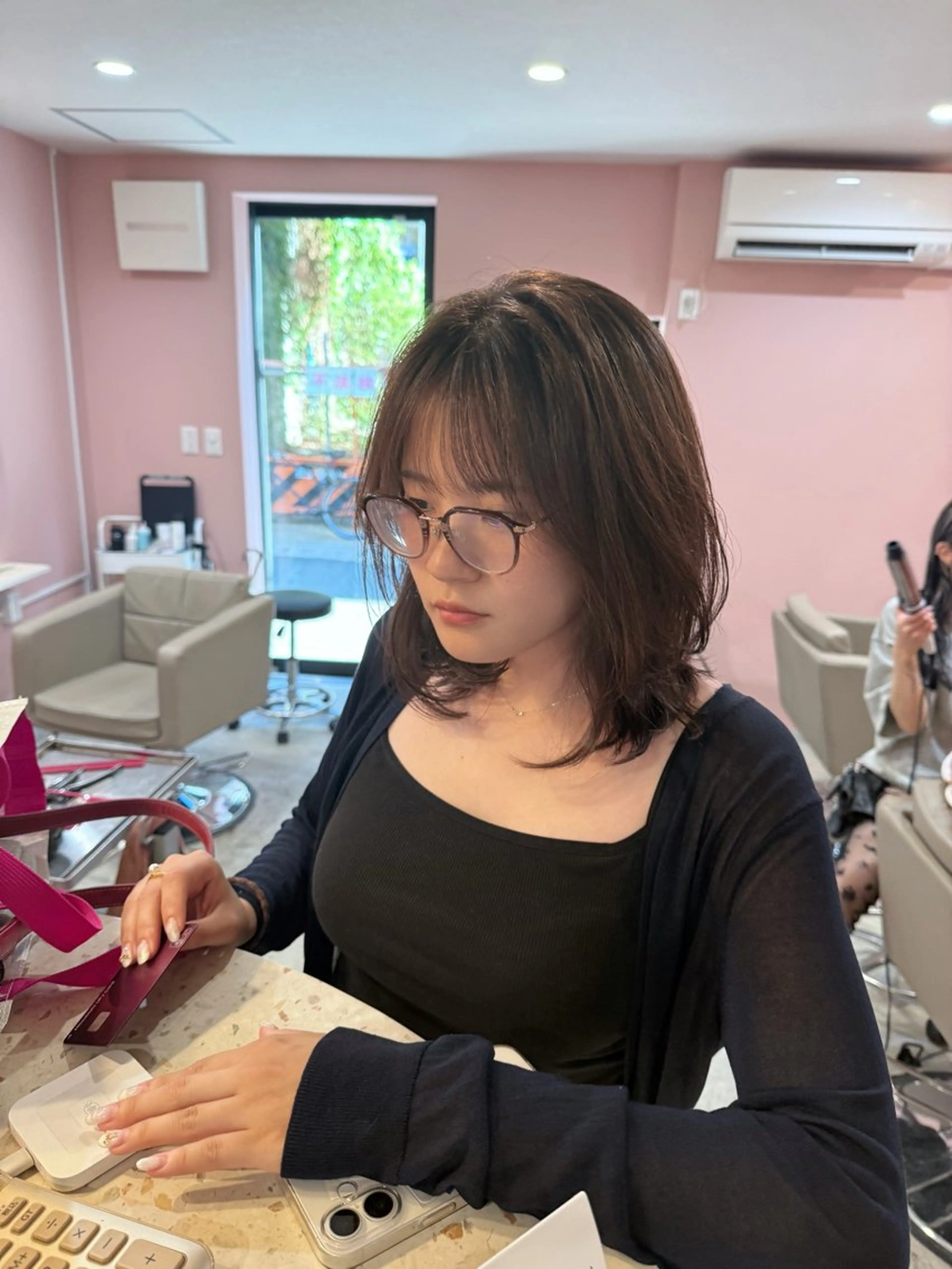 ミディアム カラー ミディアムレイヤー アッシュ ベージュカラー ブリーチ 透明感カラー カット ヘアカラー トリートメント 日本一丁寧なカット/ 小林輝🍀︎のヘアスタイル
