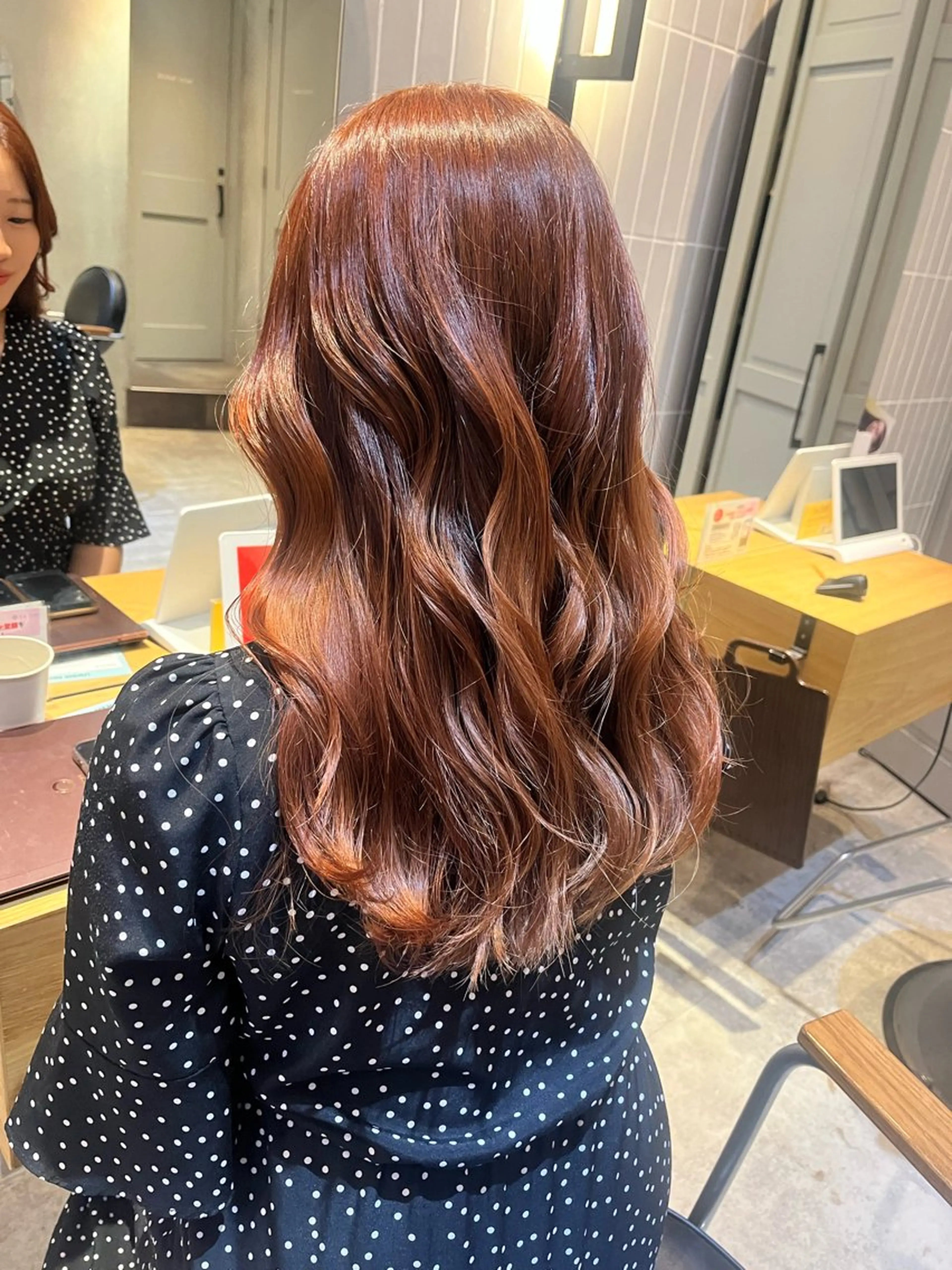 ロング カラー ヘアカラー ラフィスヘアードープ所属・レイヤーと透明感の アユカ 髪質改善のヘアスタイル