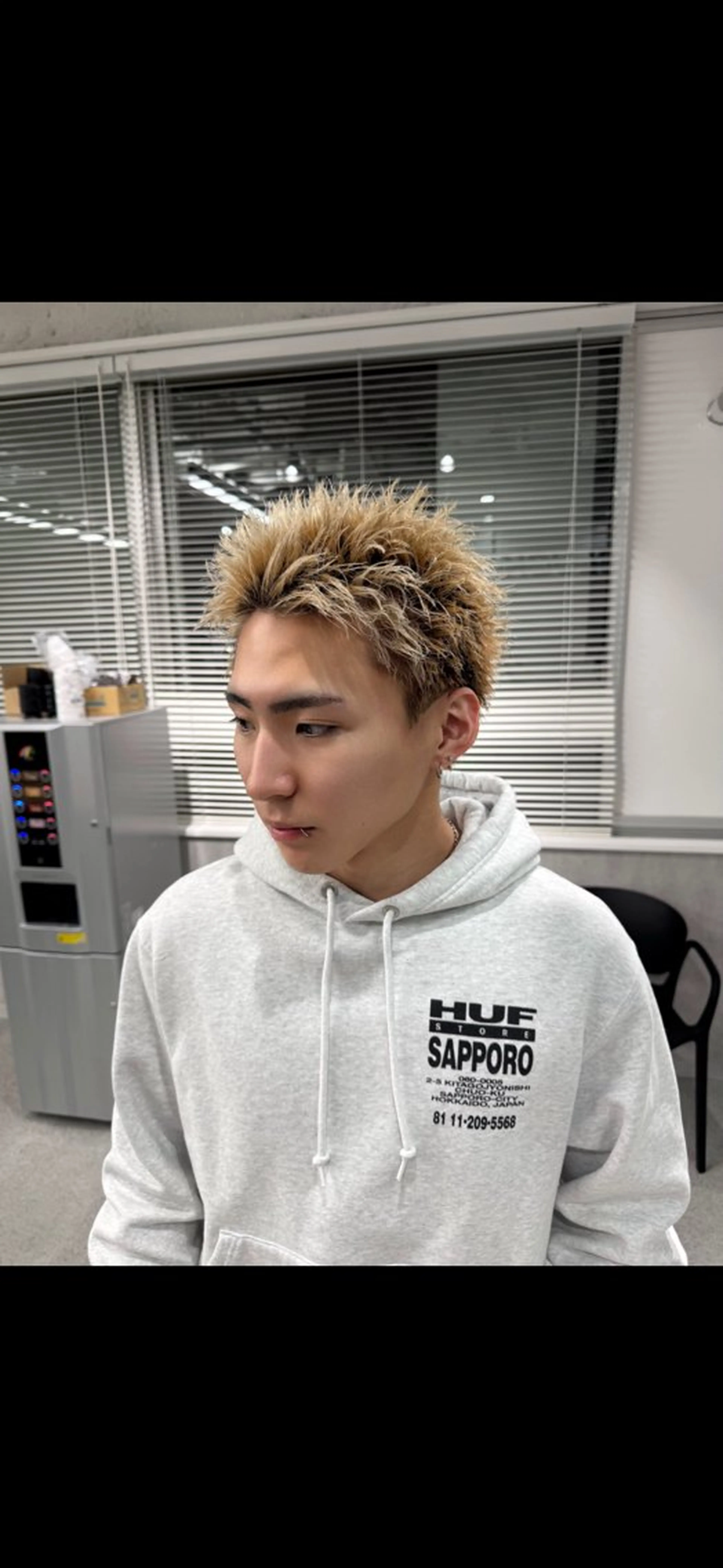 ショート カラー パーマ メンズ センターパート フェザーパーマ メンズハイライト メンズメッシュ マッシュ メンズ特化⚡️パーマ テッタのヘアスタイル