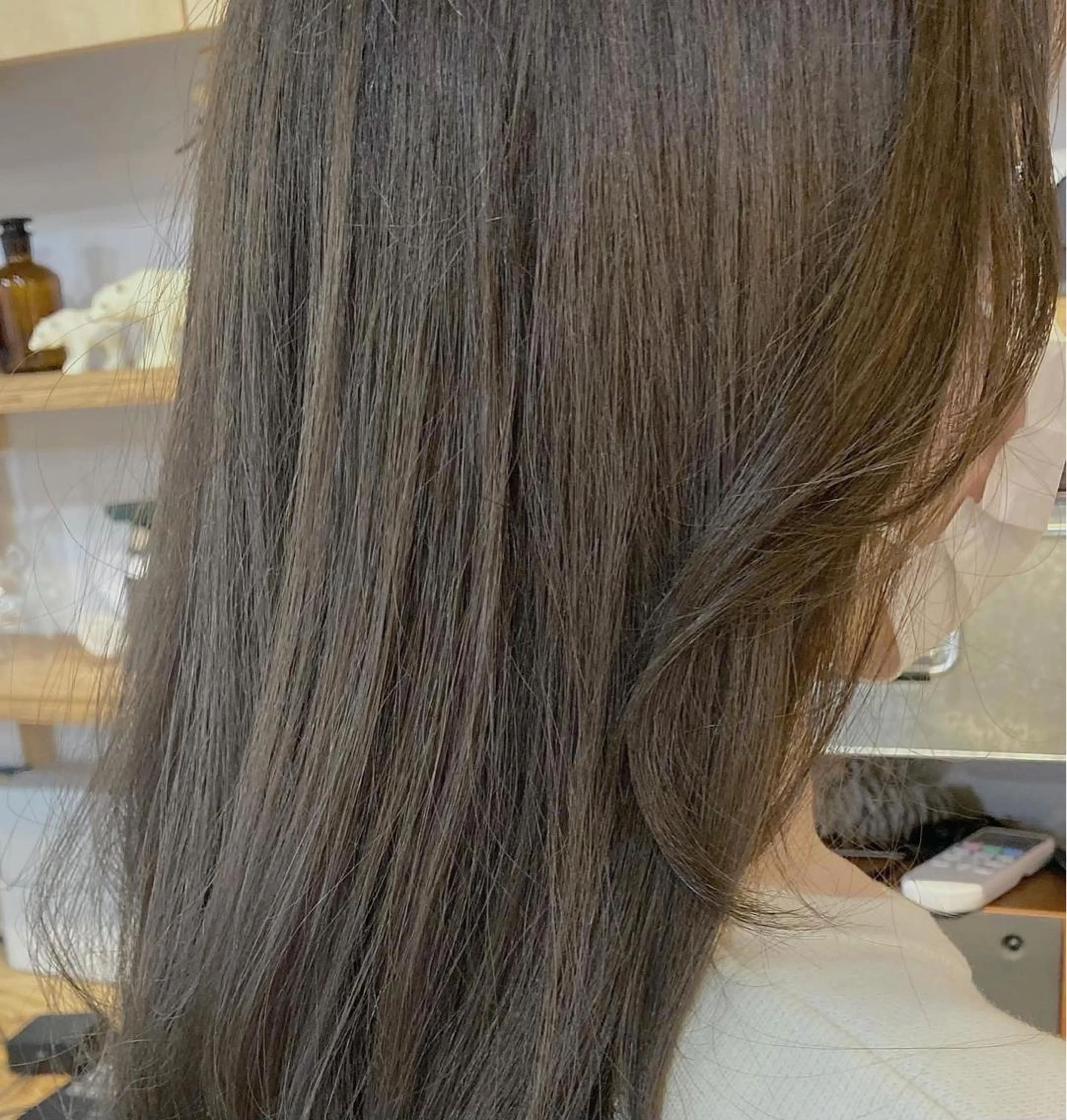 セミロング アッシュ roka ノゾミのヘアスタイル