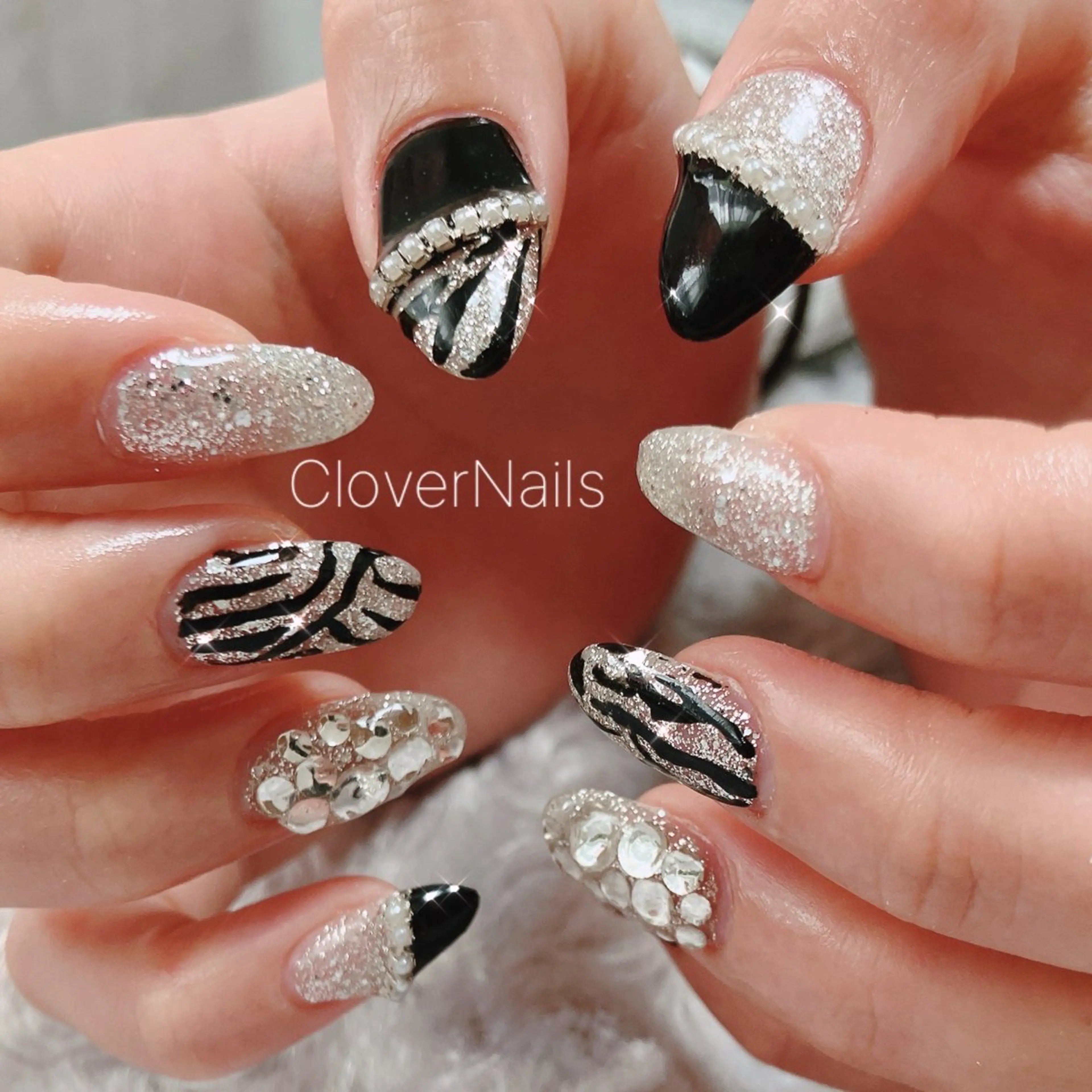 ネイル アニマル柄 キラキラネイル ラメ(グリッター) 持ち込み シルバー ハンドネイル 自宅ネイルサロン クロバーネイルのネイルデザイン
