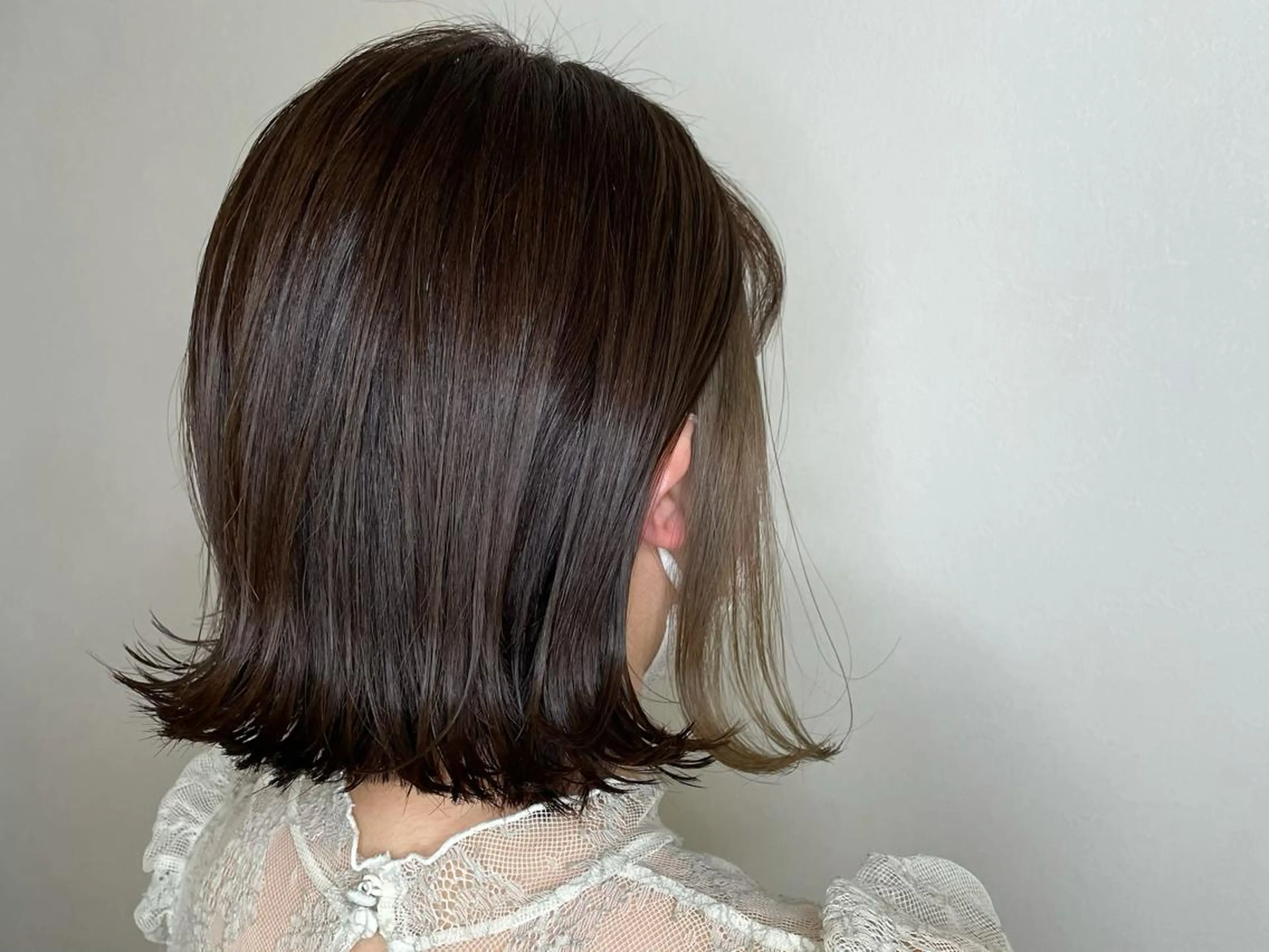 ショート カラー アディクシーカラー ベージュカラー ブリーチ 透明感カラー ココアグレージュ KAGAMI HIROSHIのヘアスタイル