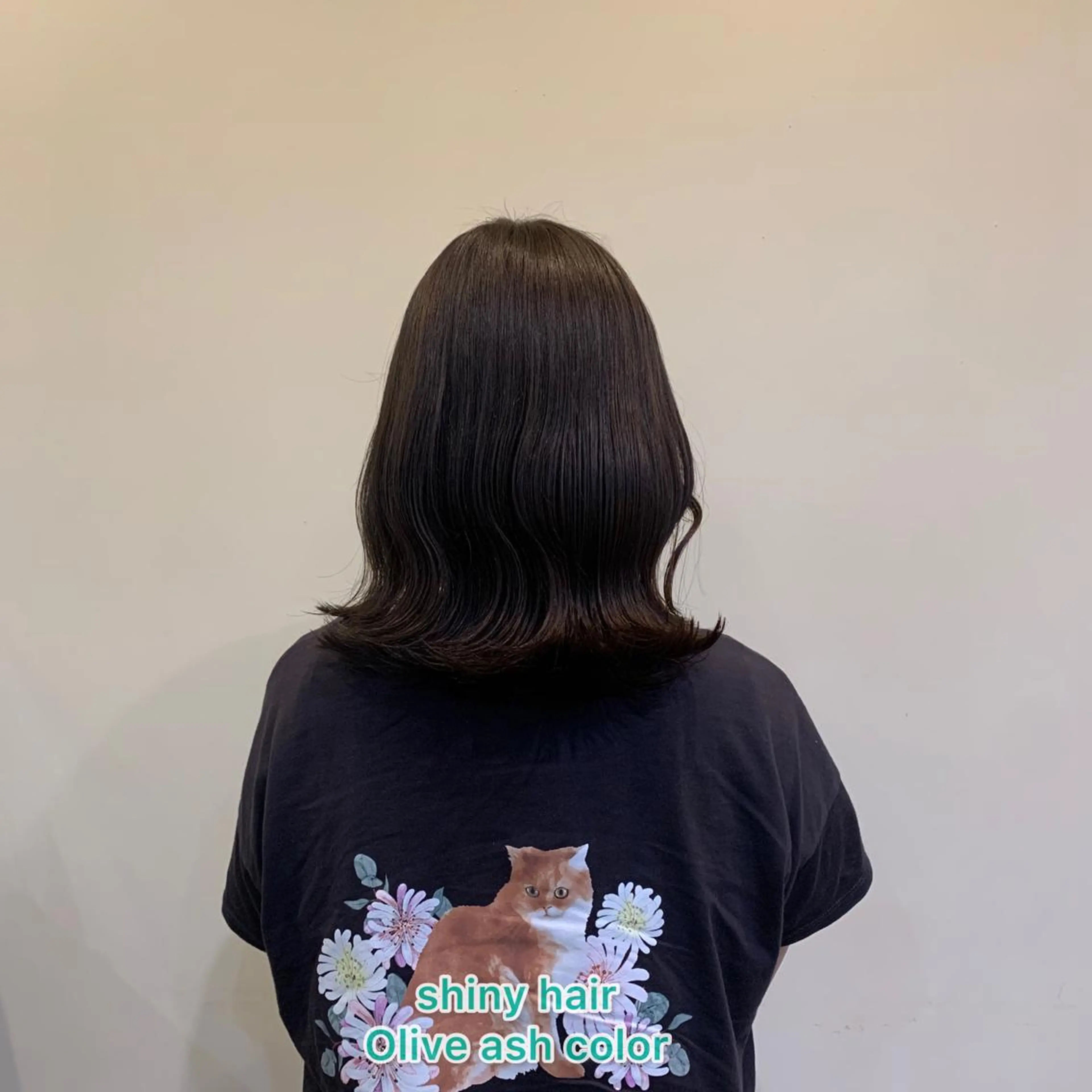 ミディアム カラー アッシュ 透明感カラー オリーブアッシュ カット ヘアカラー トリートメント 上田 紗也のヘアスタイル