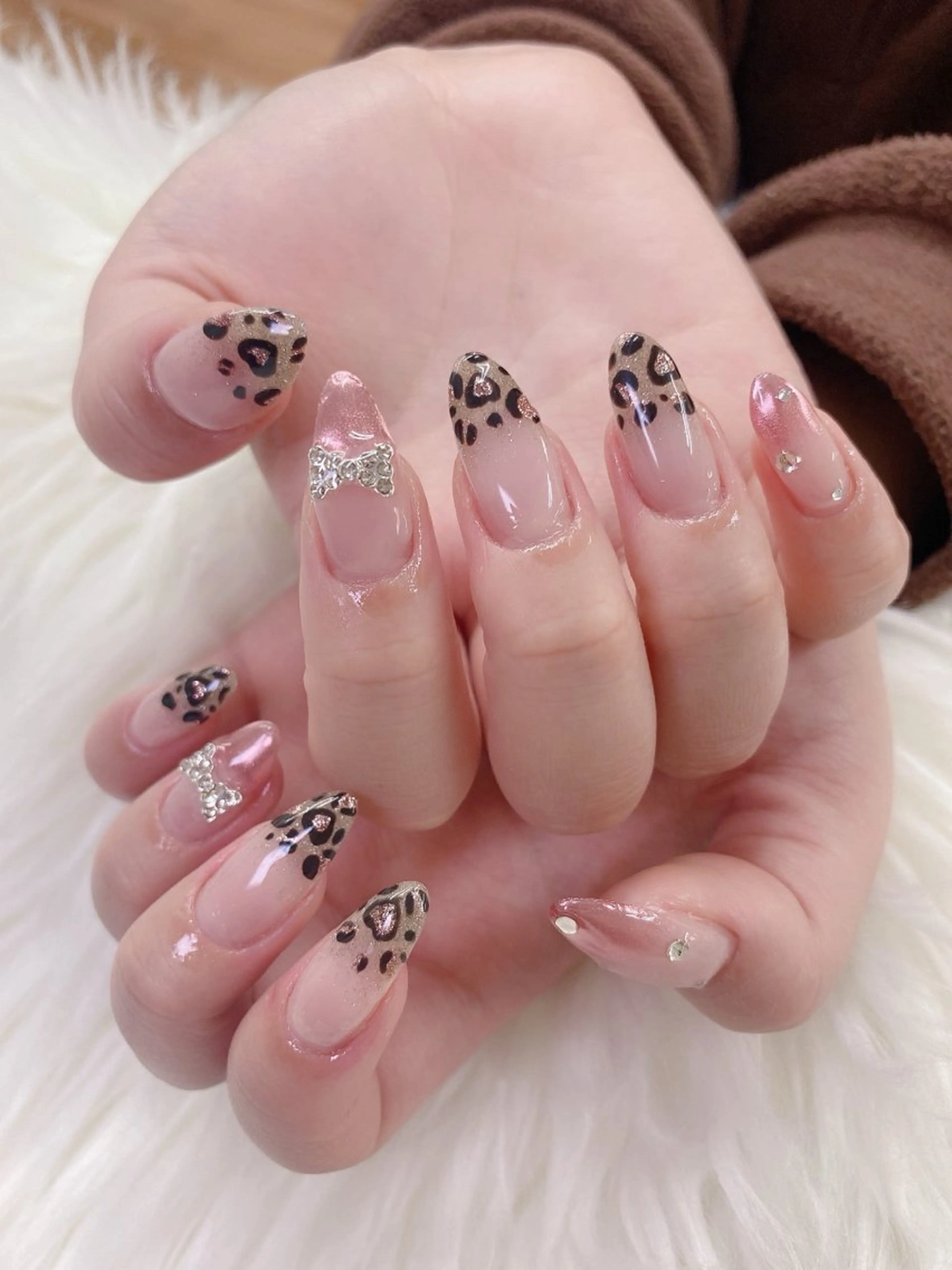 ネイル フレンチネイル グラデーション キラキラネイル 韓国ネイル マグネットネイル ハンドネイル ハンドケア Hara Nail 【パラジェル使用】のネイルデザイン