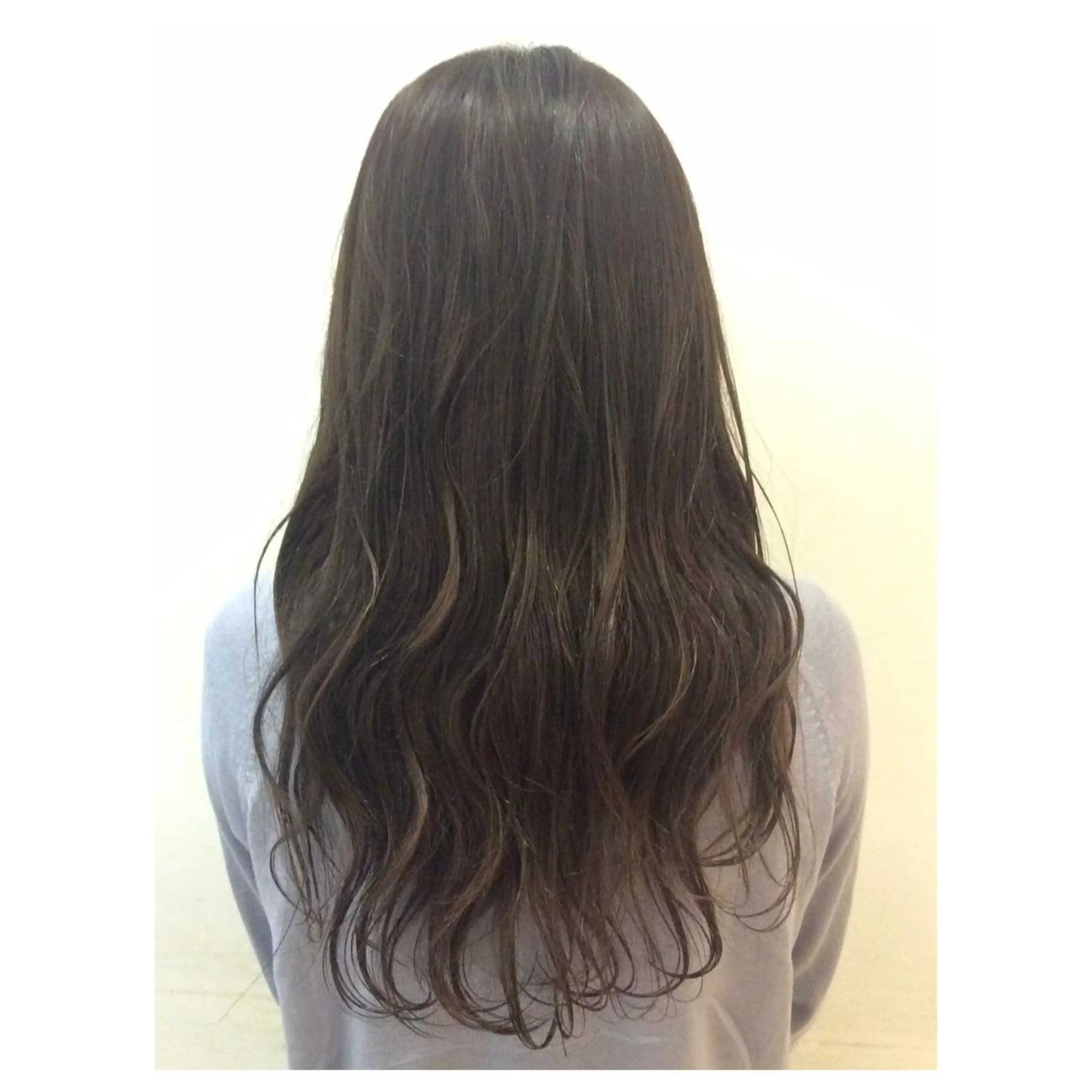 セミロング ロング カラー グレージュ TOMOYAレイヤー ブリーチ縮毛矯正のヘアスタイル