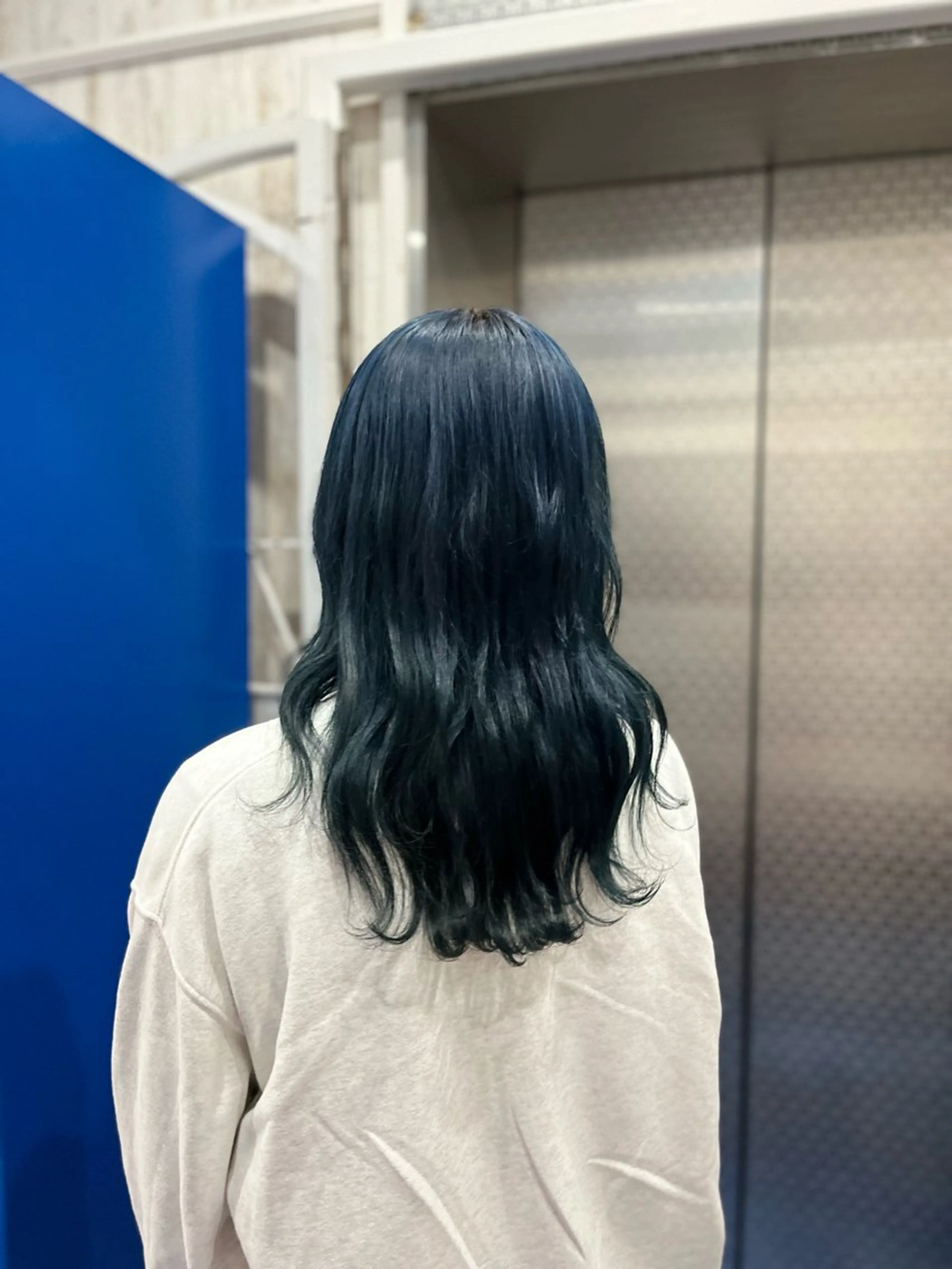 セミロング カラー ブリーチ ブルーカラー ヘアカラー white.梅田所属・White梅田  ／ COCOのヘアスタイル