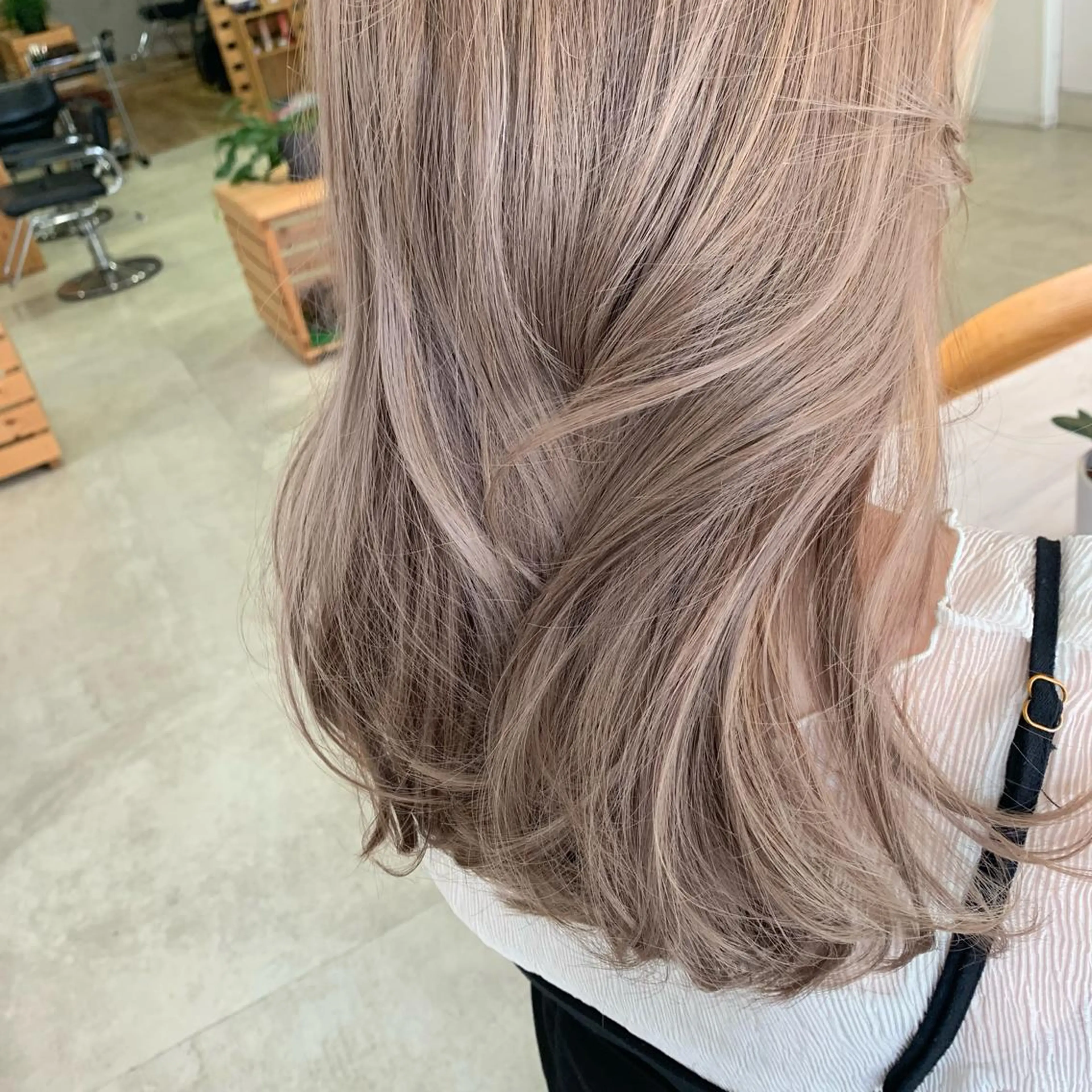 セミロング アッシュ 外国人風カラー ハイライト 髪質改善 韓国風ヘア カット ヘアカラー トリートメント hoNua. 栄/透明感カラーのヘアスタイル